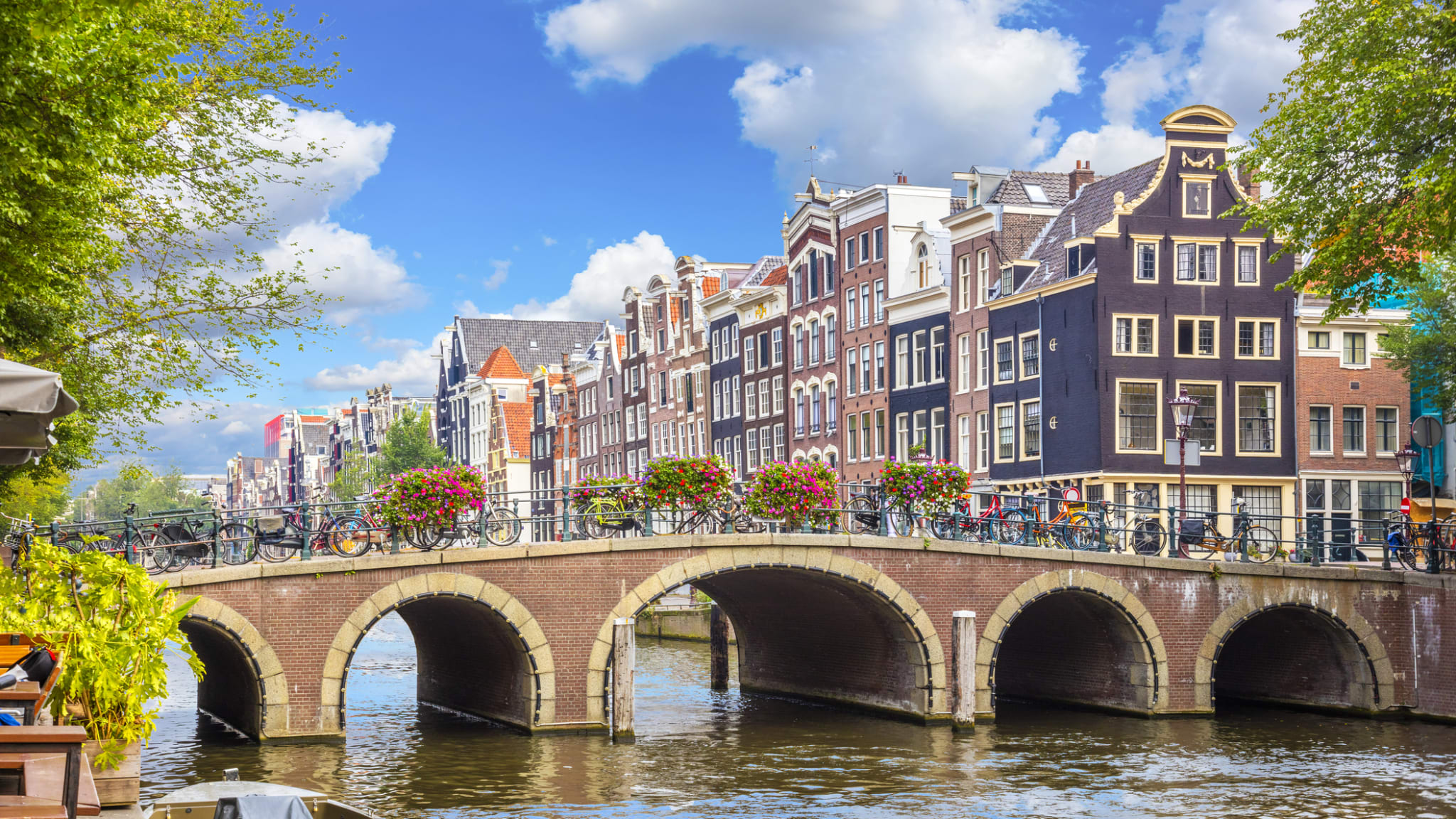 Schöne Aussicht auf eine Brücke in Amsterdam © iStock.com/a_Taiga