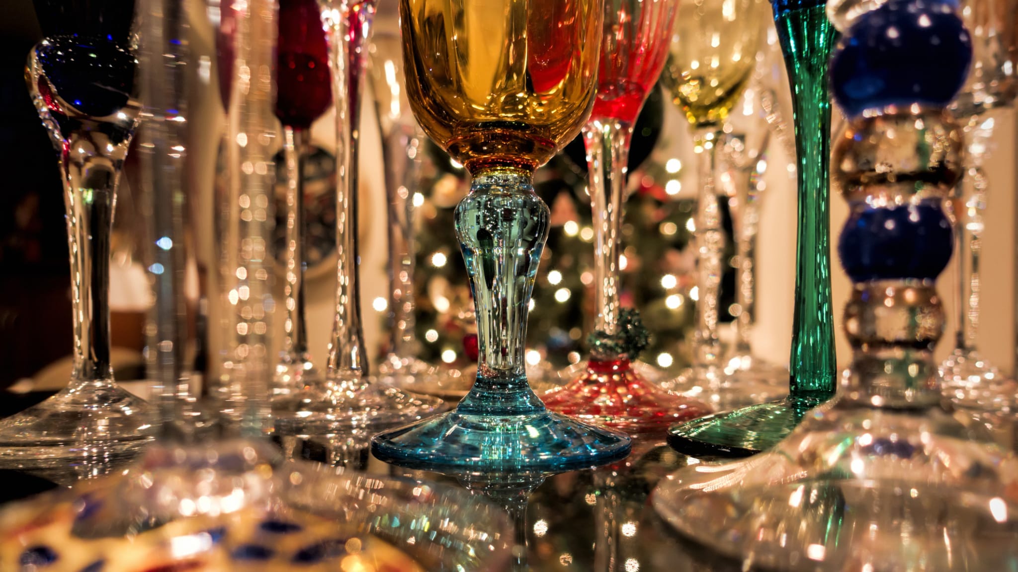 Schöne Kristallgläser in verschiedenen Farben funkeln im Licht. © Marion Owen / Design Pics via Getty Images