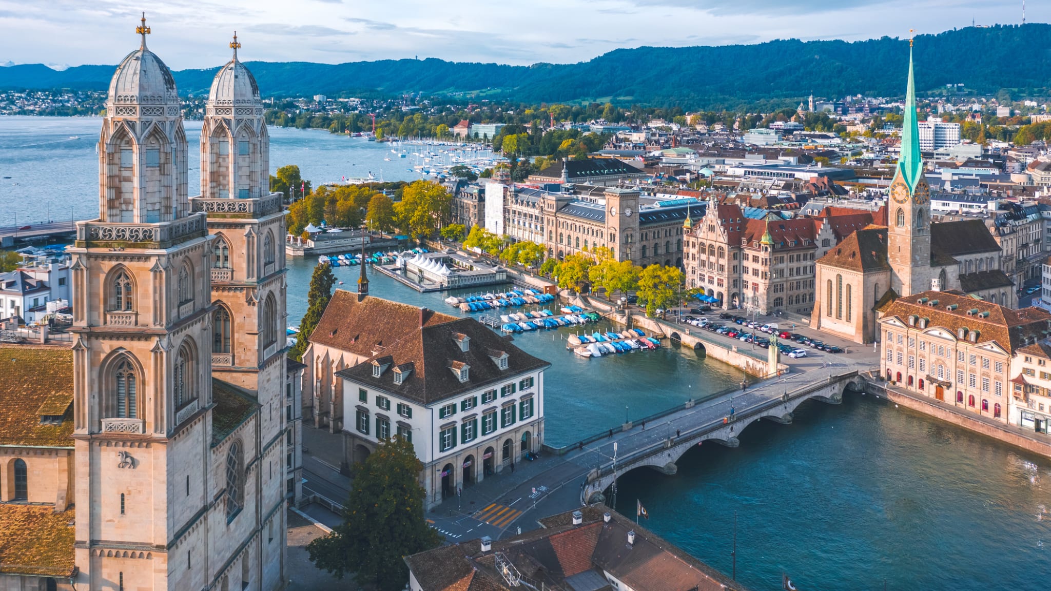 schöner Panoramablick über die Stadt von Zürich am Wasser © iStock.com/taranchic