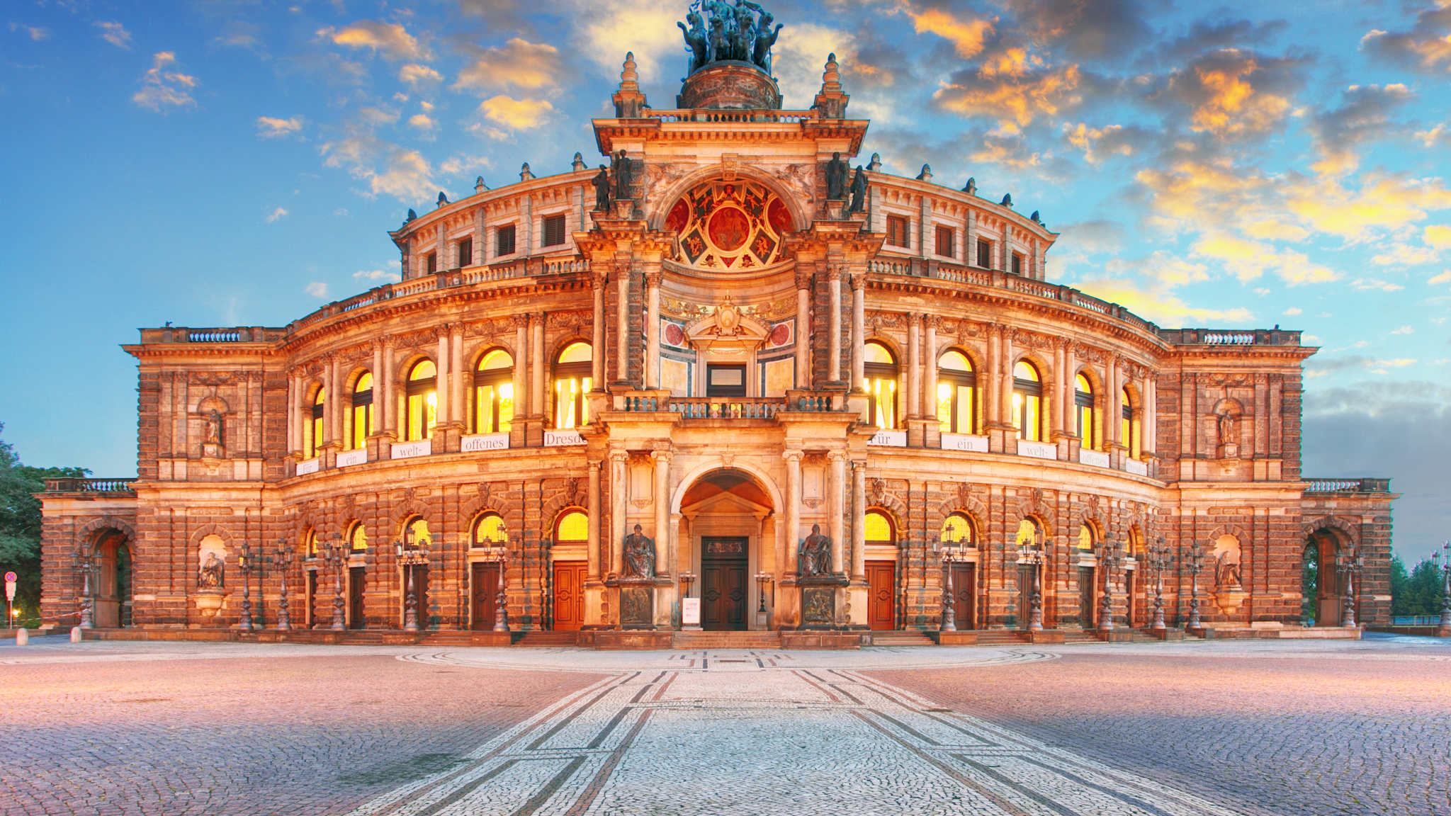 Ein barockes Operngebäude mit Säulen und Statuen.