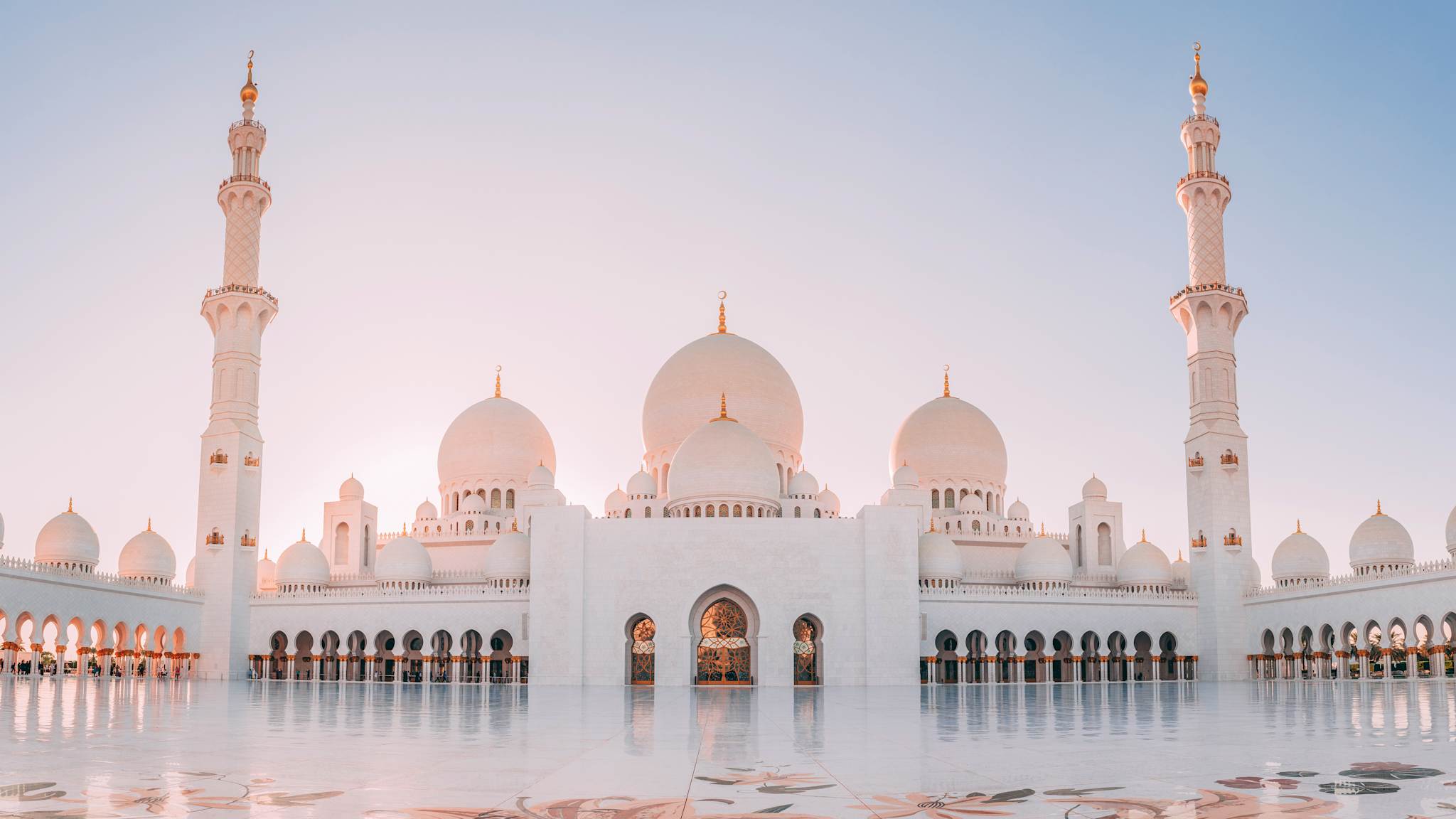 Eine große Moschee mit mehreren Kuppeln und Minaretten.