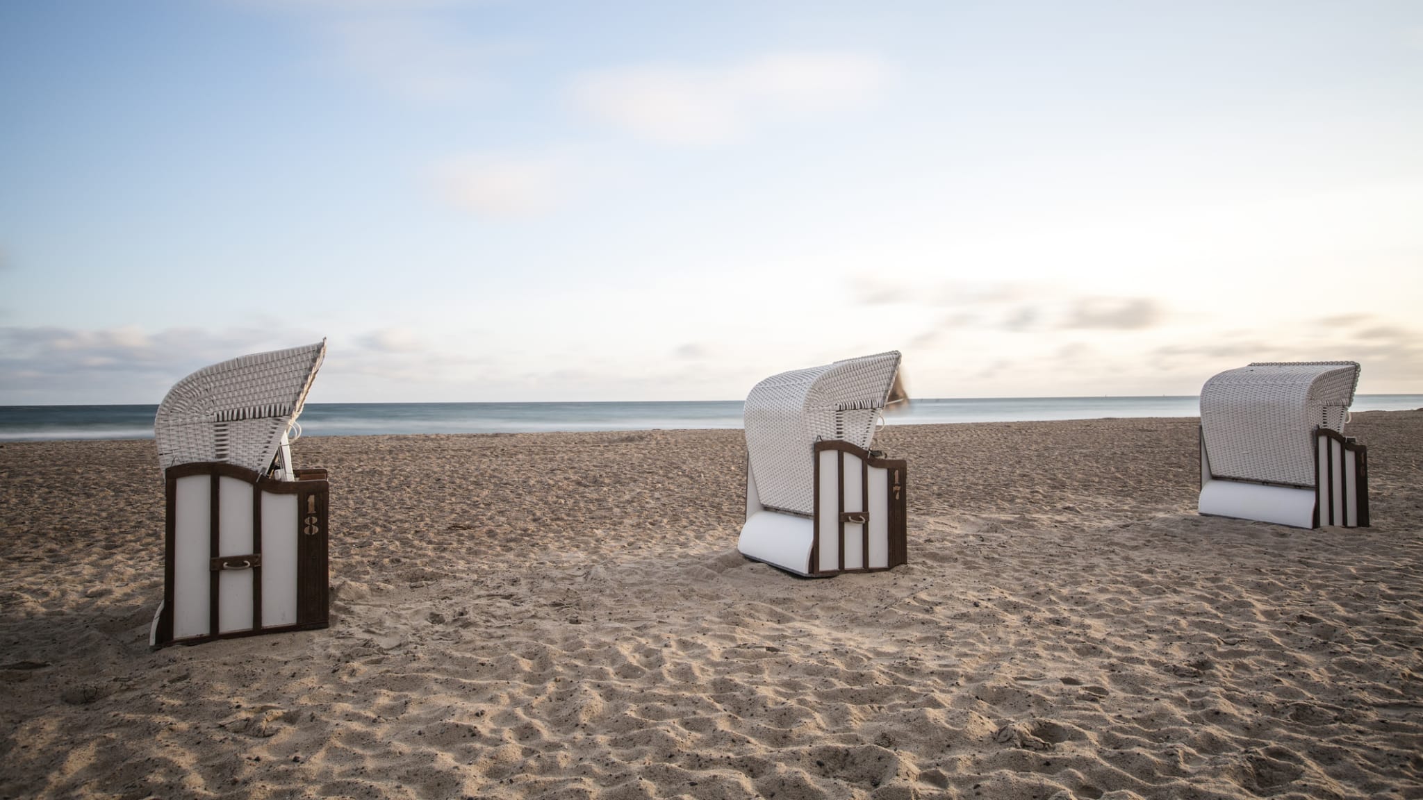 Sitzgelegenheiten am Strand von Warnemünde, Mecklenburg-Vorpommern, Deutschland © Westend61/Westend61 via Getty Images