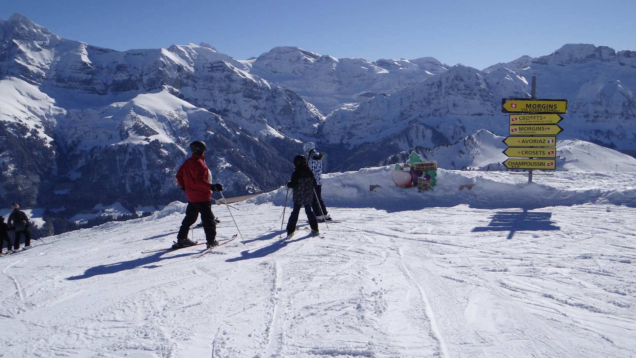 Skifahrer auf einer Langlaufroute in einer Berglandschaft.