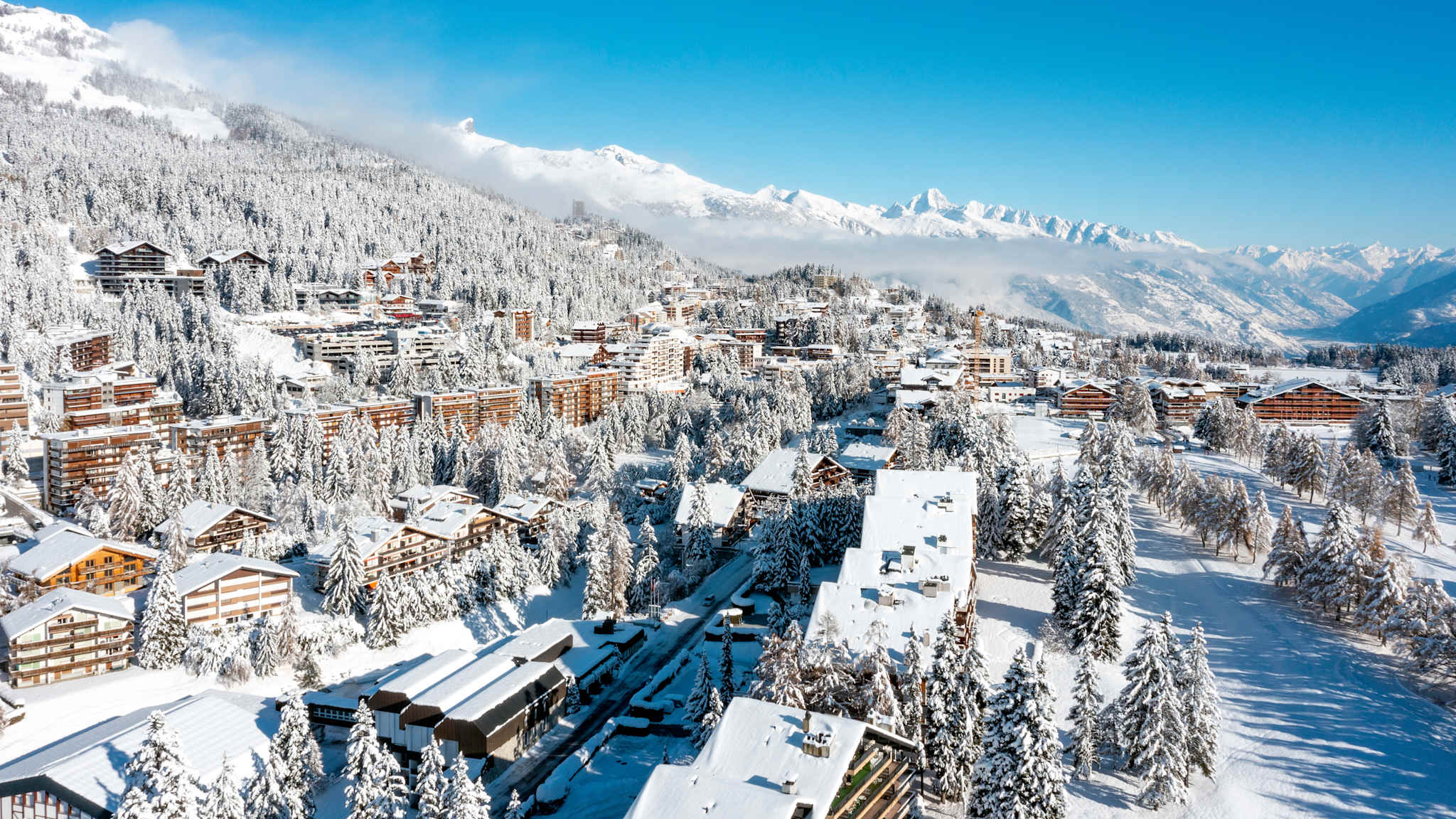 Ein schneebedeckter Ort in den Bergen.