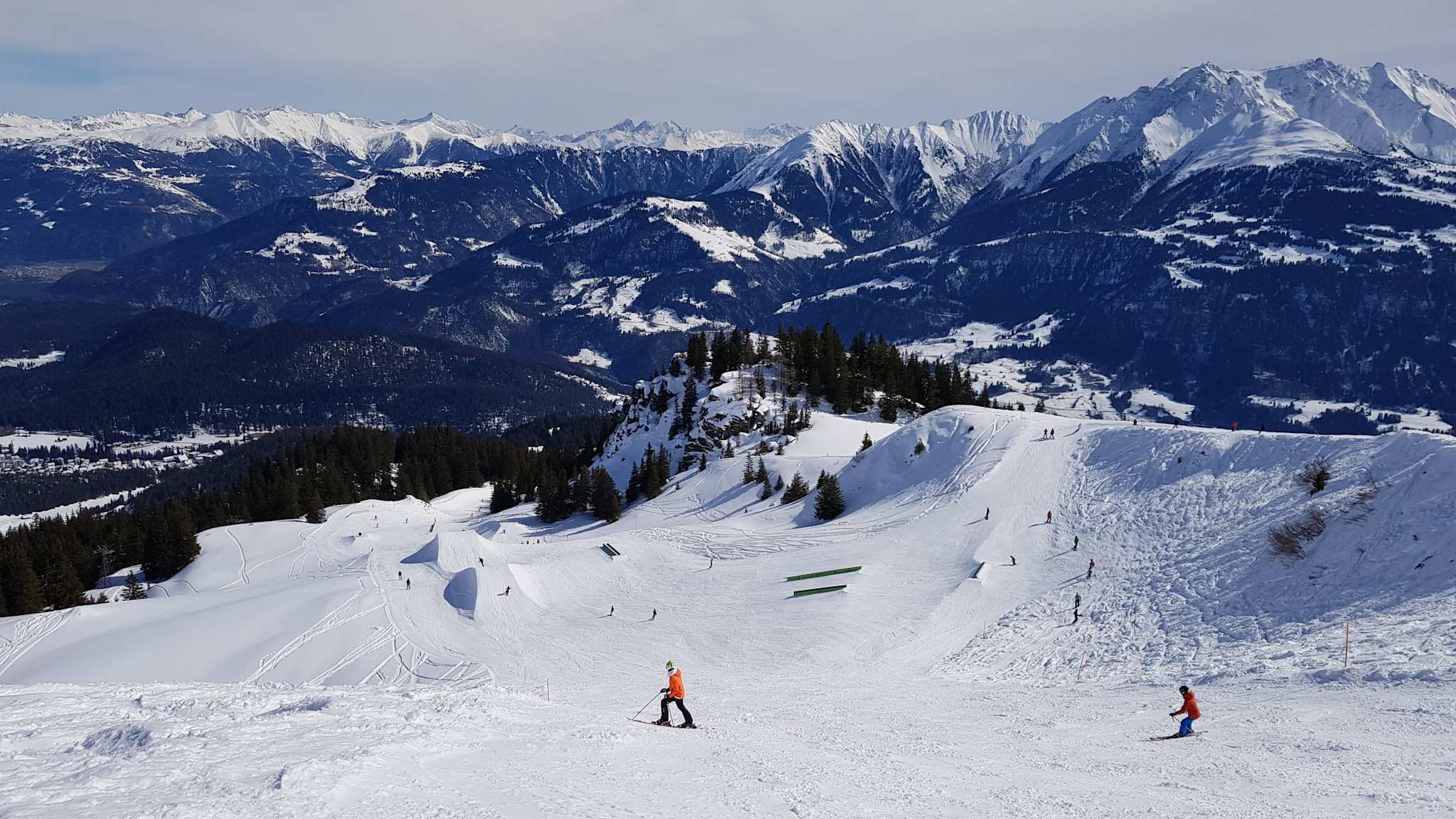 Skifahrer auf den Pisten der Schweizer Berge.