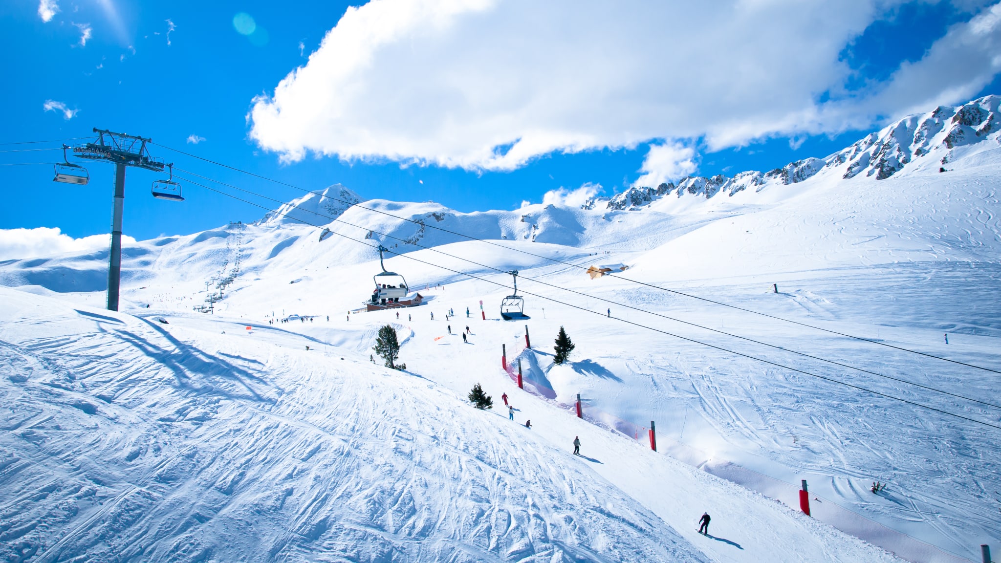 Skilift in einem Skigebiet in den französischen Bergen.
