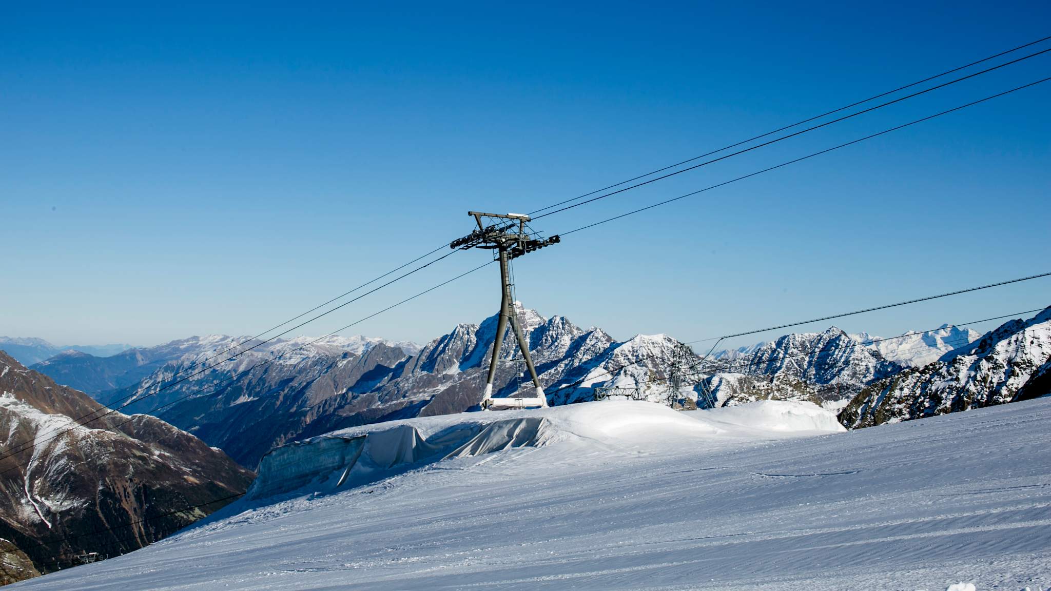 Lift über schneebedeckten Pisten in Nesutift im Stubaital. © Jan Hetfleisch / Freier Fotograf via Getty Images