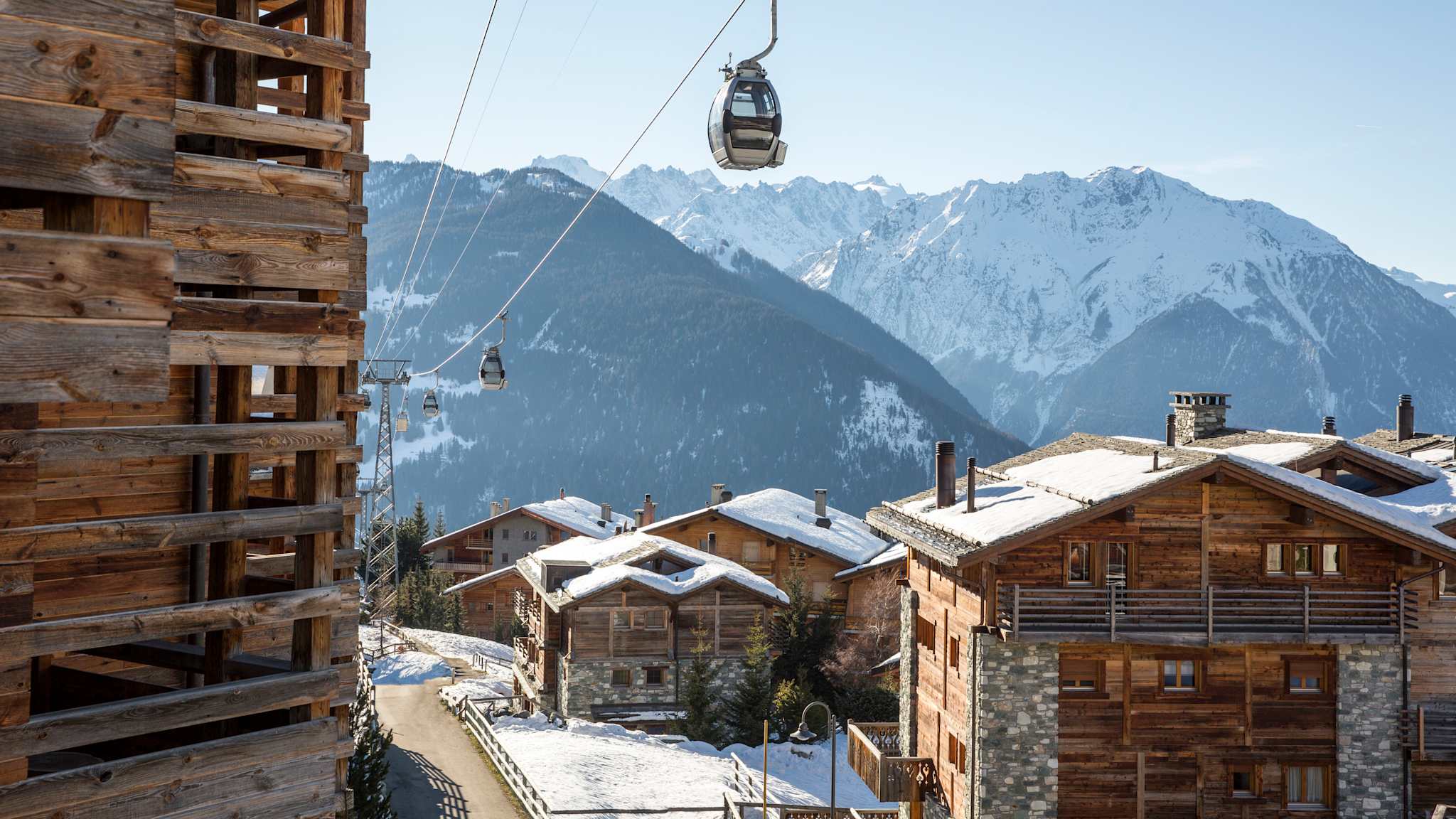 Skilift im alpinen Bergdorf Verbier im Winter. © Margarita Almpanezou via Getty Images