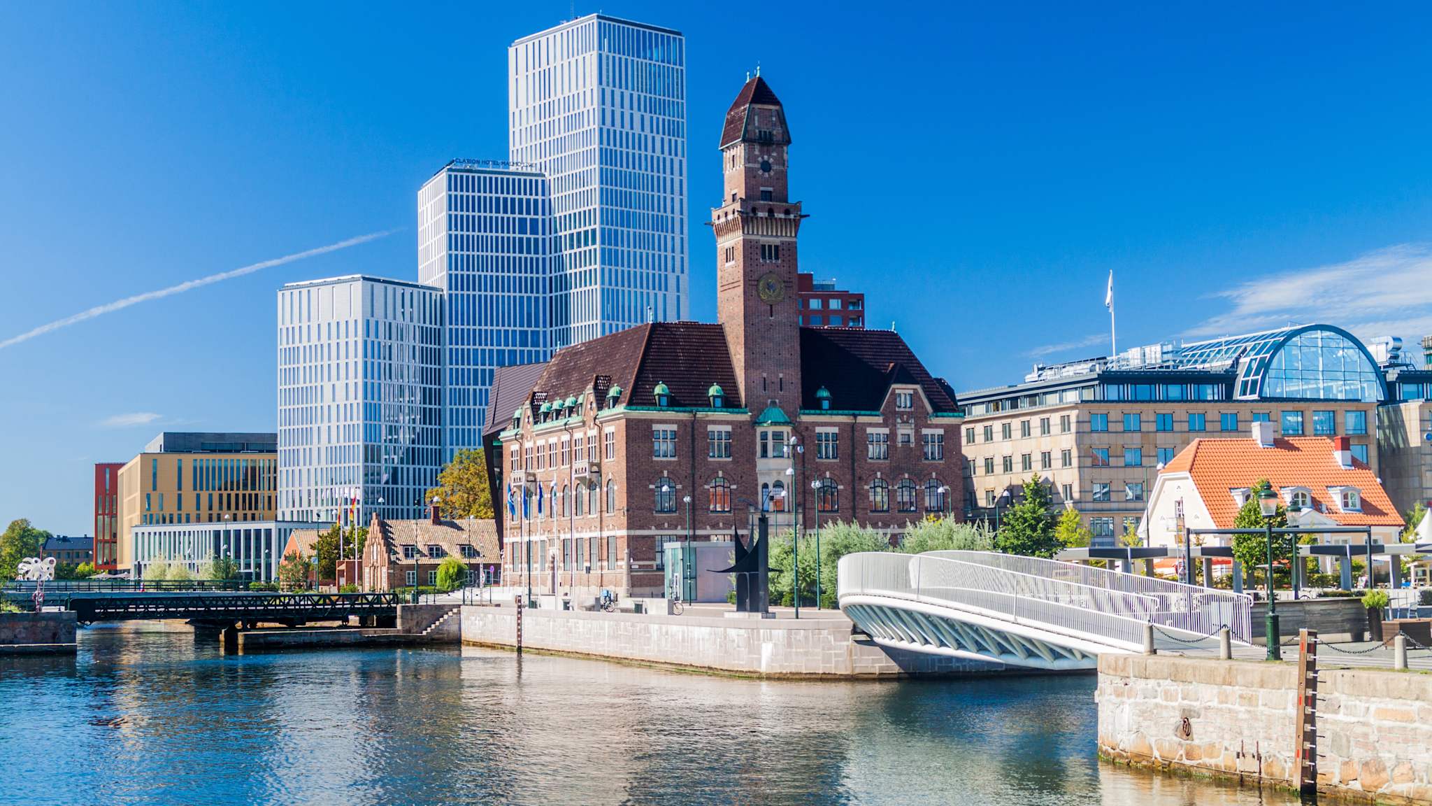 Stadtansicht mit Kanal und alte wie neuen Gebäuden.
