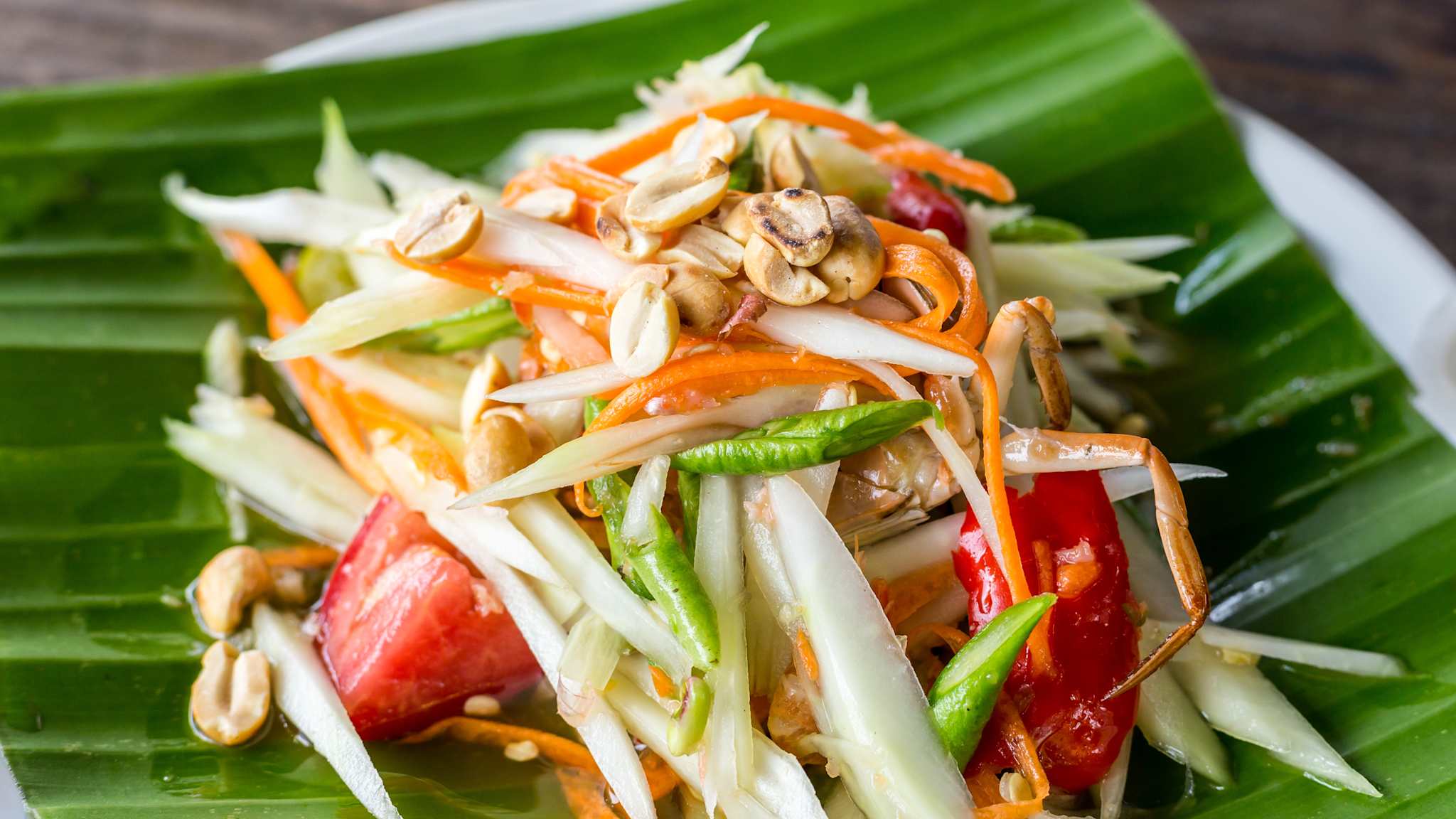 Ein Salat aus kleingeschnittener Papaya auf einem Bananenblatt