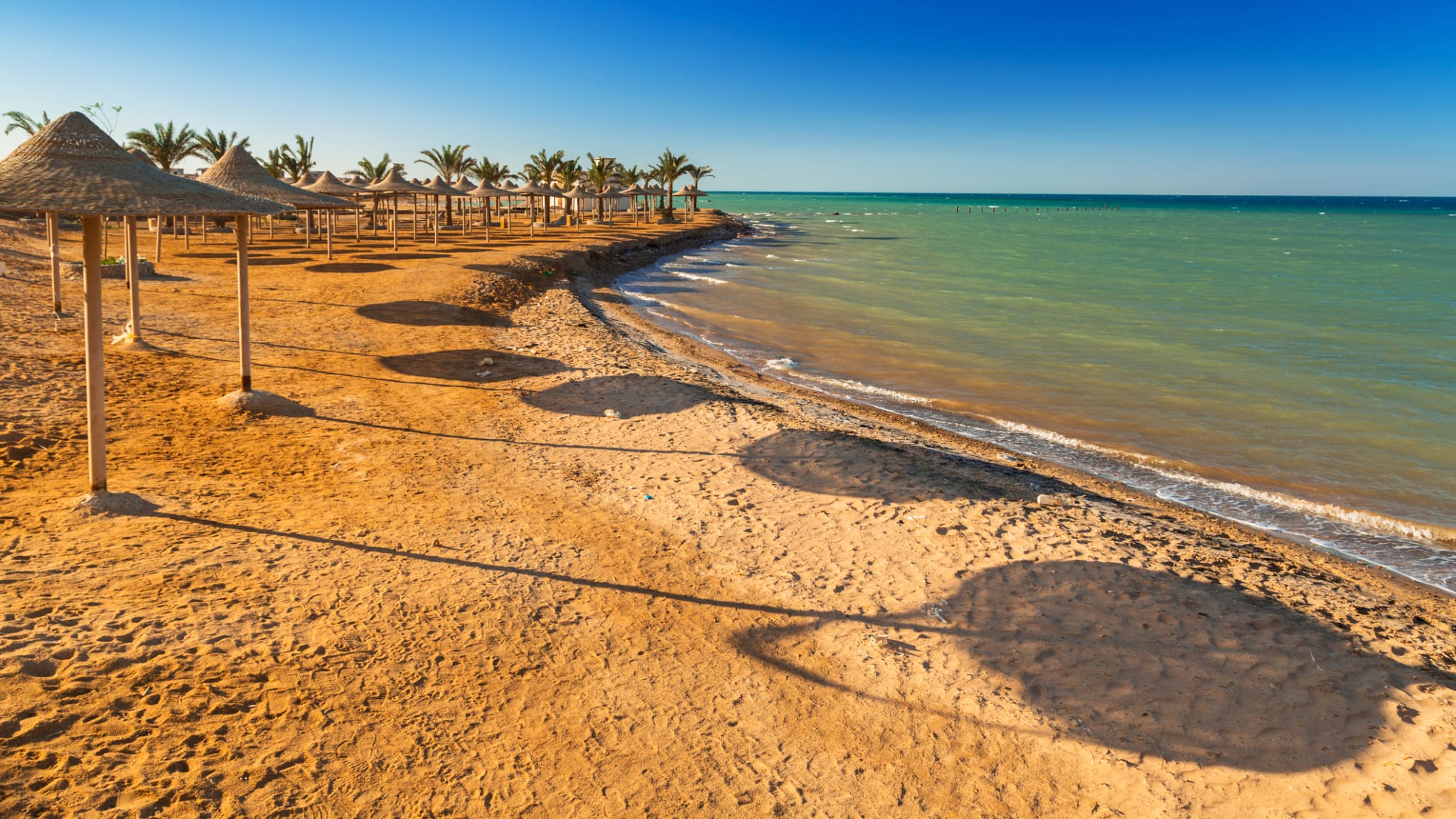 Sonnenschirme am Strand des Roten Meeres in Hurghada, Ägypten © iStock.com/Patryk_Kosmider