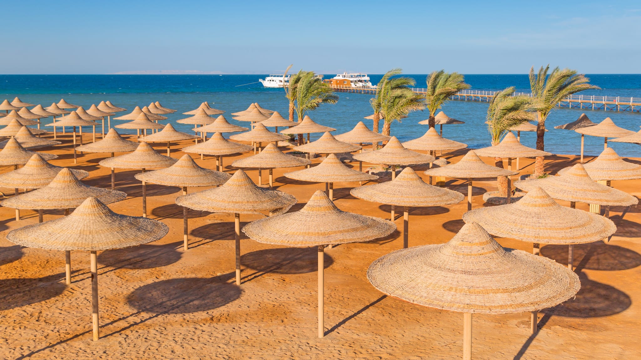 Geflochtene Sonnenschirme an einem Strand in Hurghada