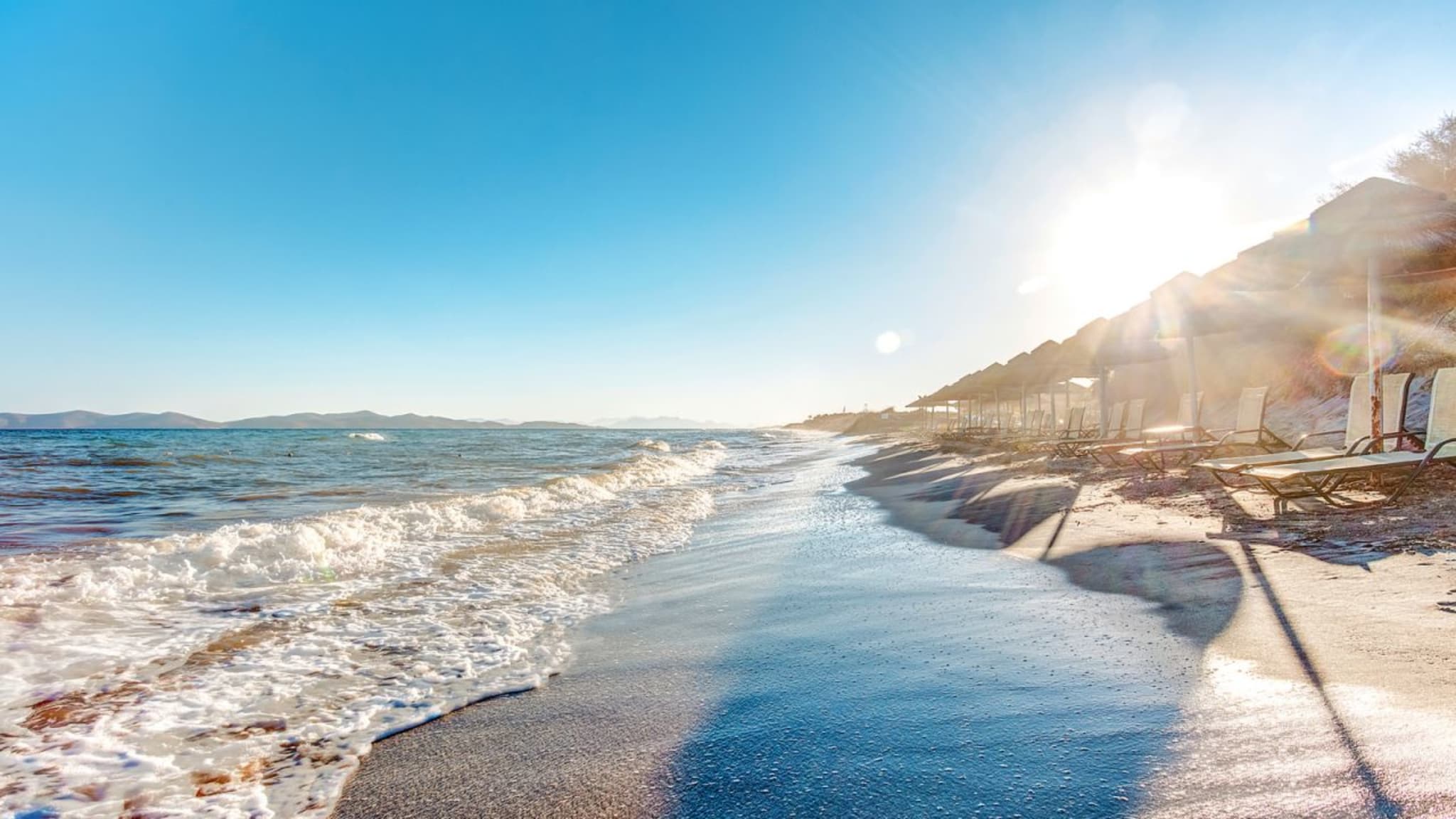 Am Strand stehen genügend Liegen und Sonnenschirme für euch bereit. Bild vom Hotelier, Oktober 2017.