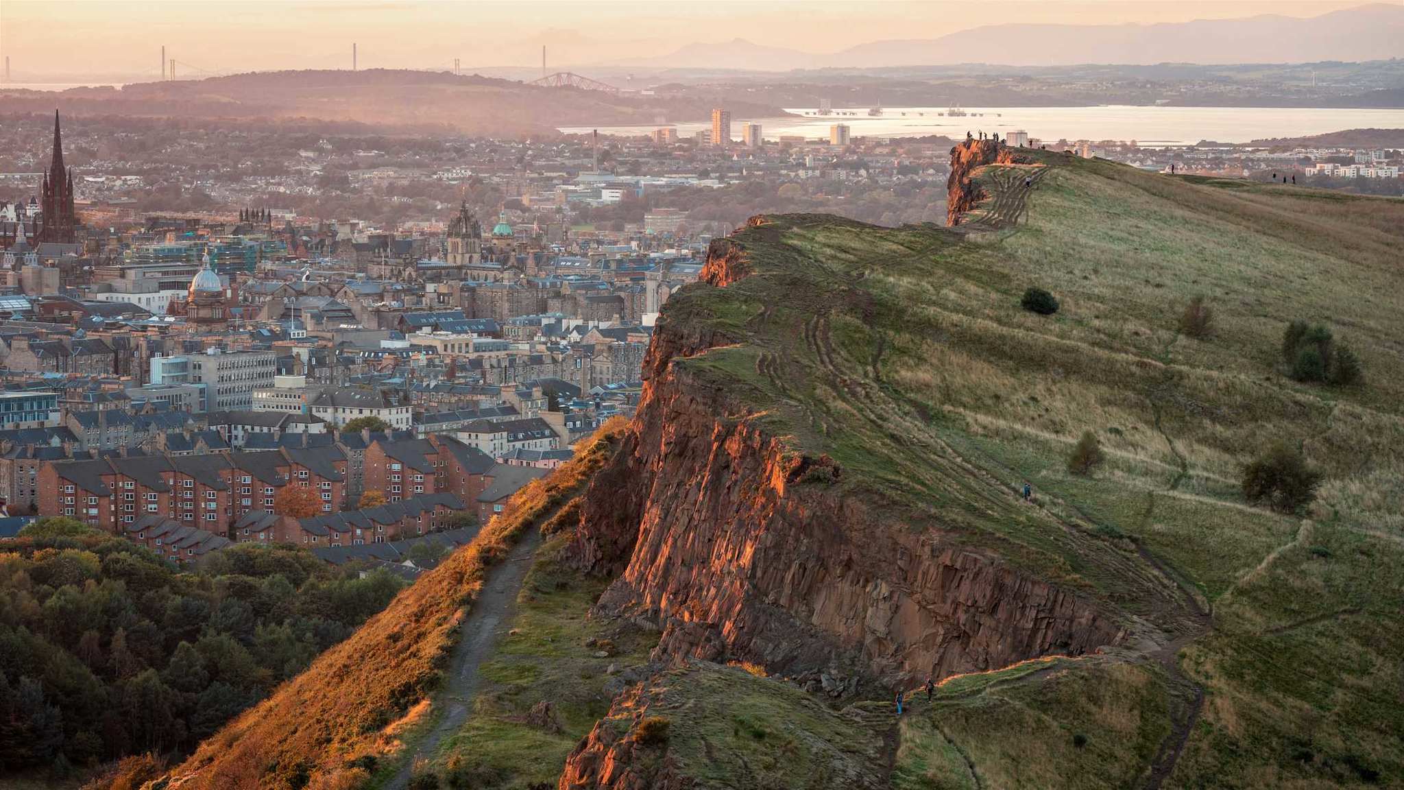 Sonnenuntergang am Arthurs Seat in Edinburgh, Schottland.