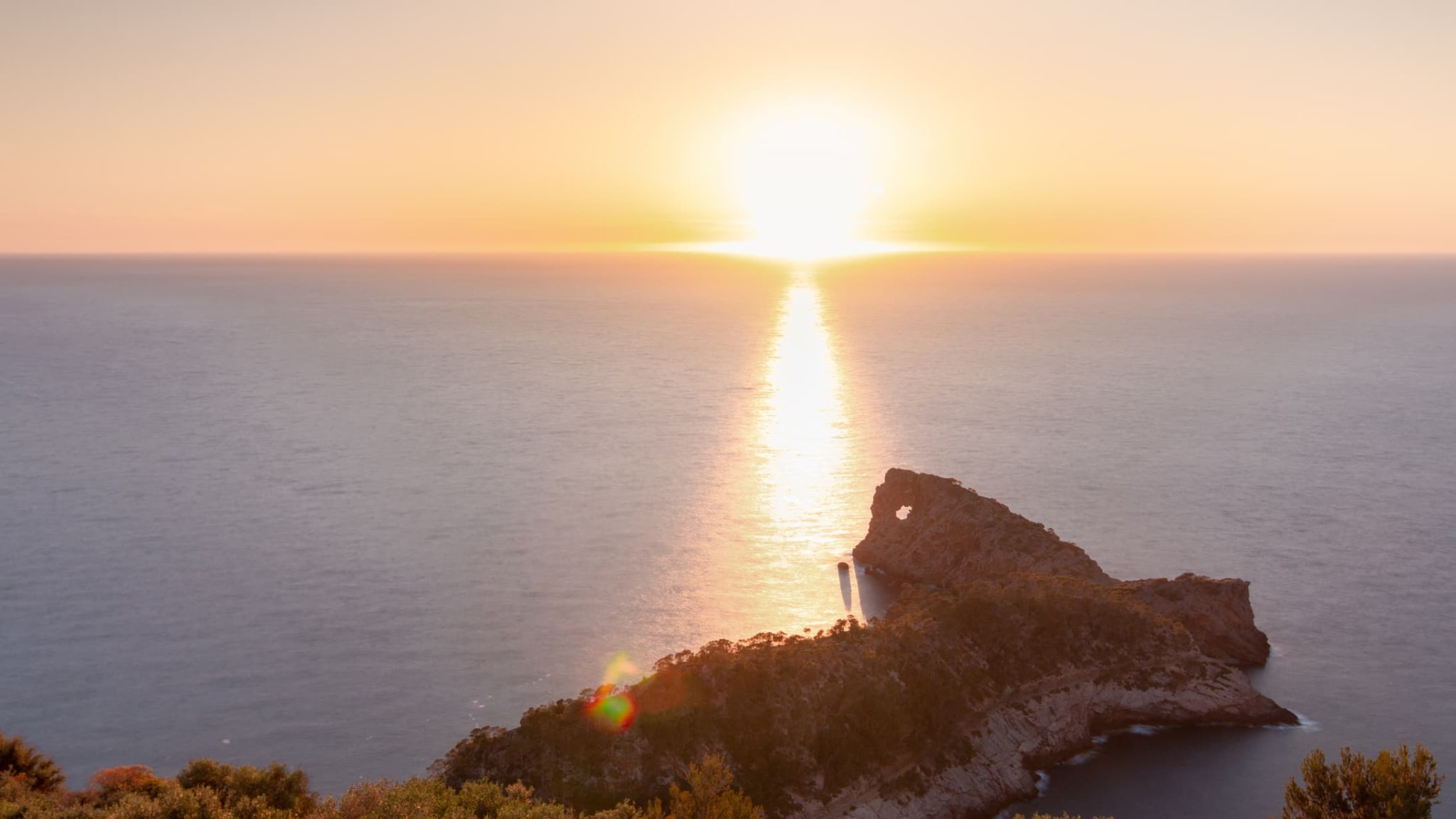Sonnenuntergang am Horizont des Meeres in Sa Foradada, Mallorca.