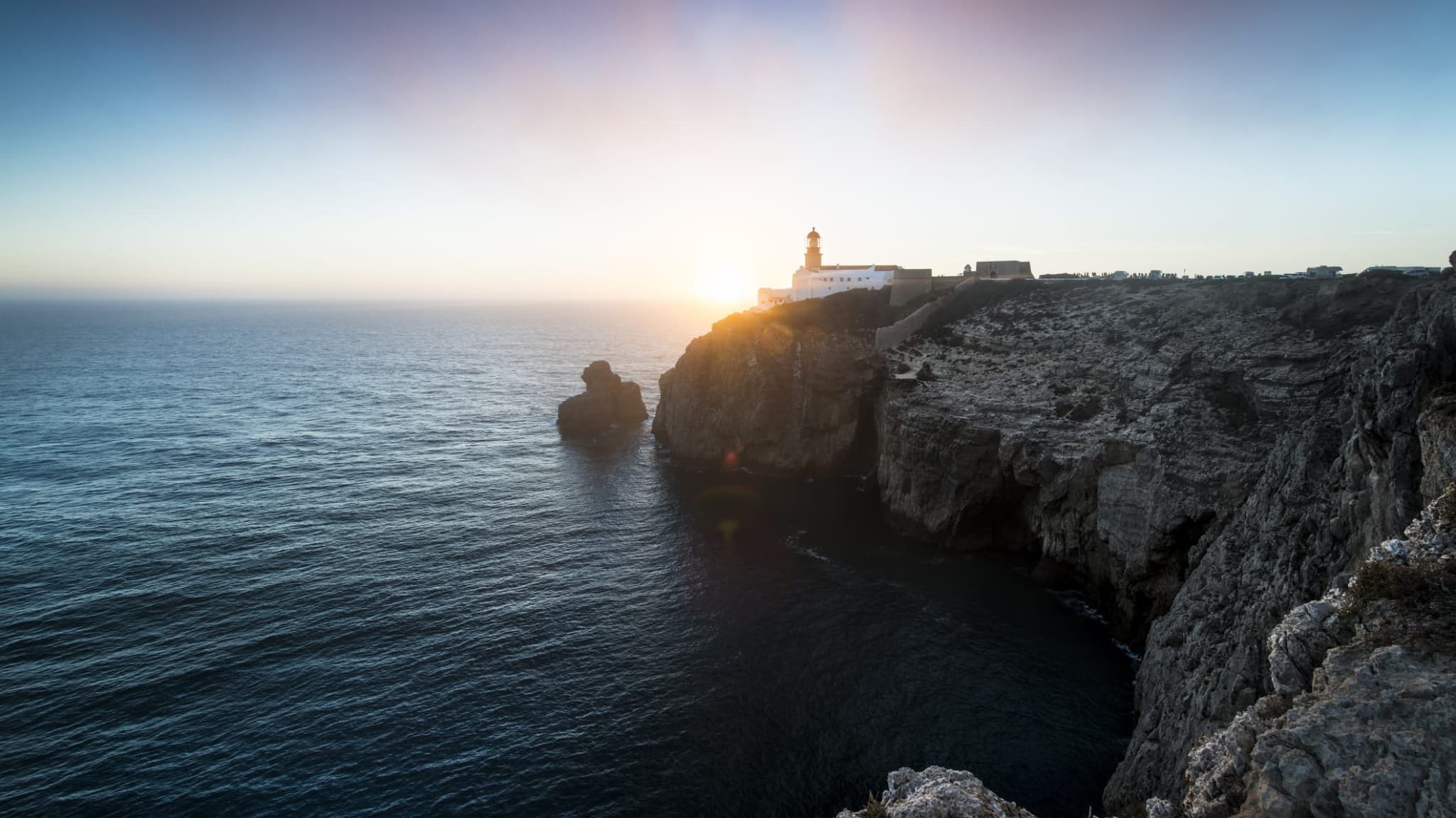 Sonnenuntergang am Leuchtturm am Cabo Sao Vicente in Portugal.