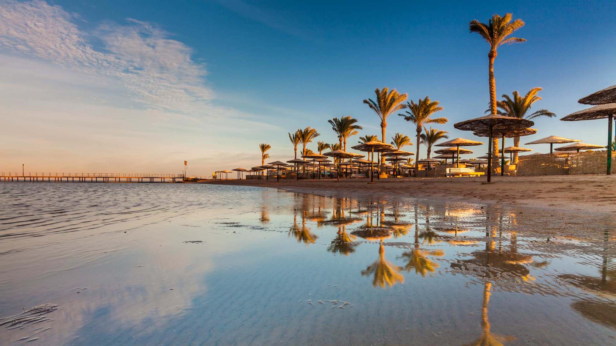 Sonnenuntergang am Strand von Hurghada, Ägypten.