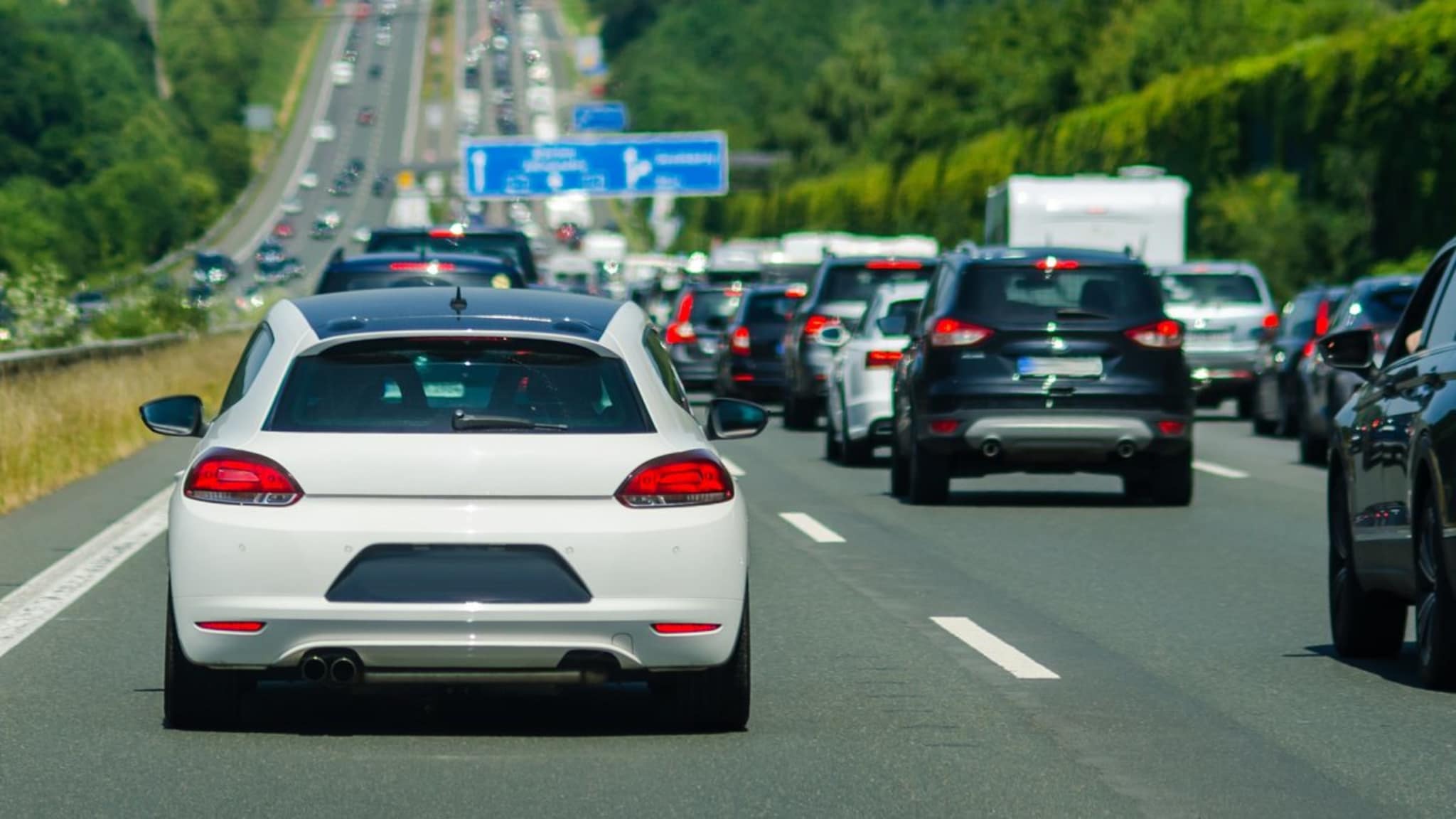 Während der Sommerferien wird die Anreise zum Urlaubsziel zur Geduldsprobe für AutofahrerInnen. © Simple_Moments/Shutterstock.com