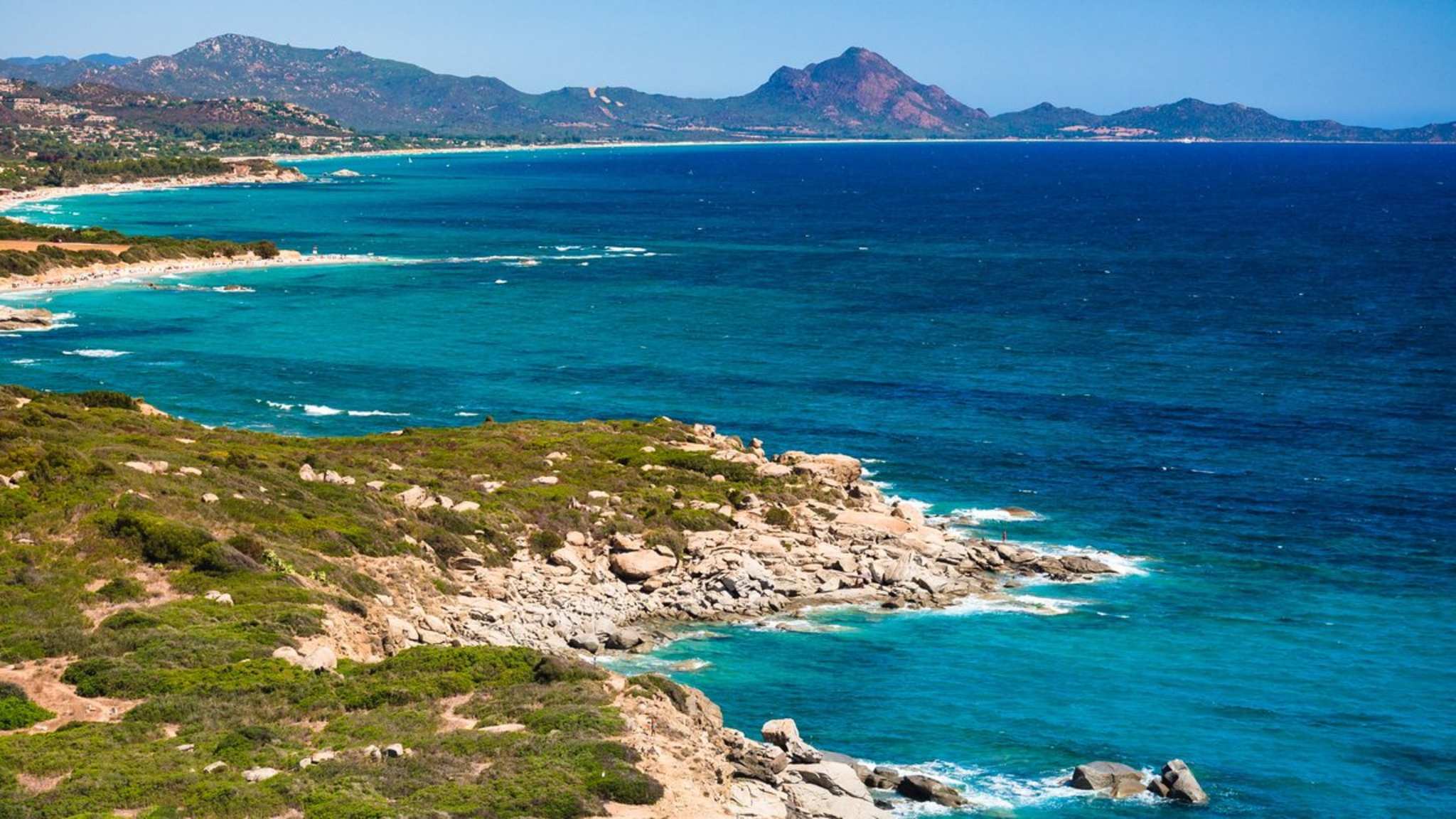 Unter anderem entlang der Küsten Sardiniens kommt das Bond-Gefühl der Roger-Moore-Ära auf. © istock/Isaac74