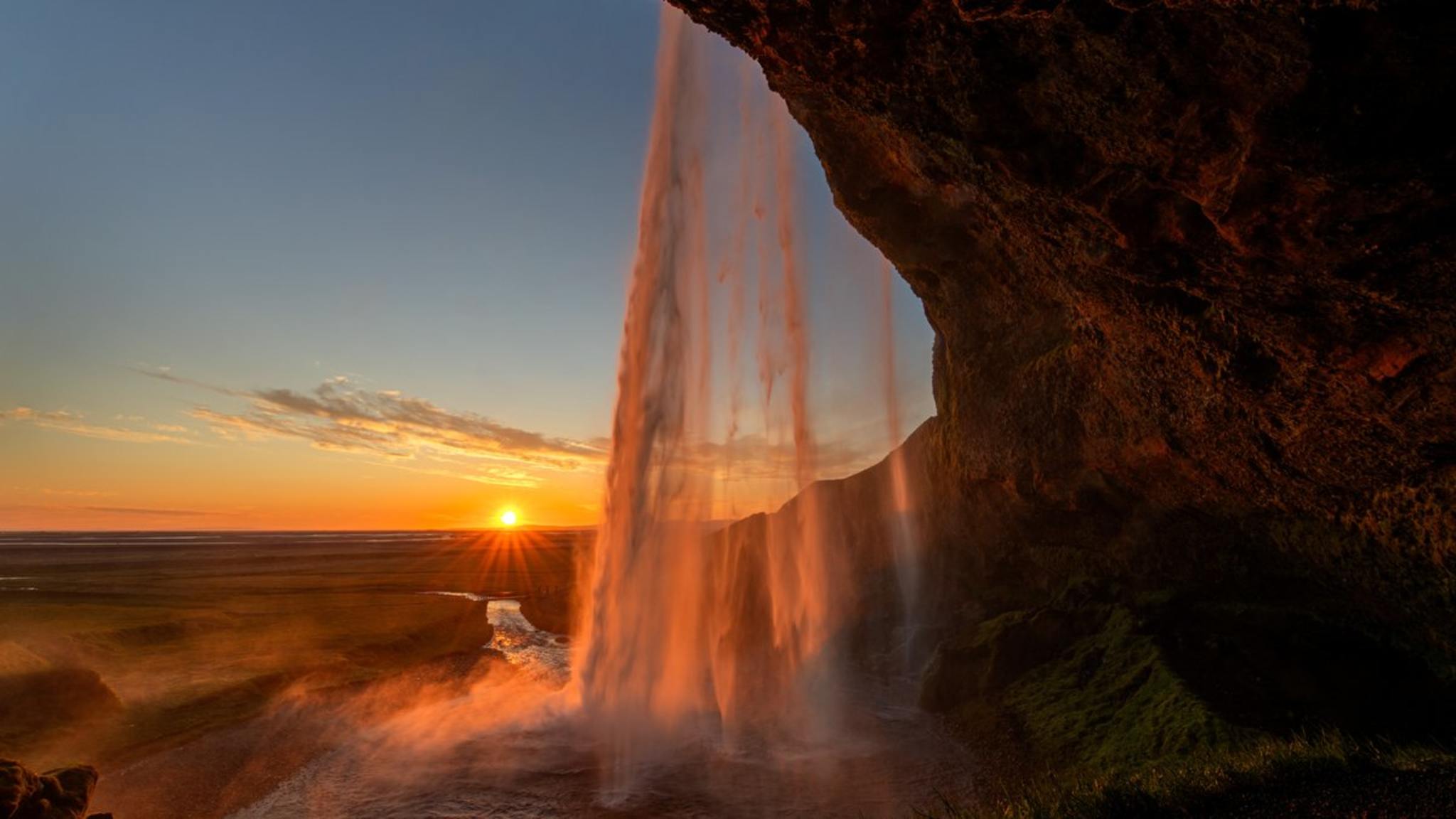 Ein Sonnenuntergang beim Wasserfall Seljalandsfoss in Island. © iStock via Getty/Franz Schallmeiner