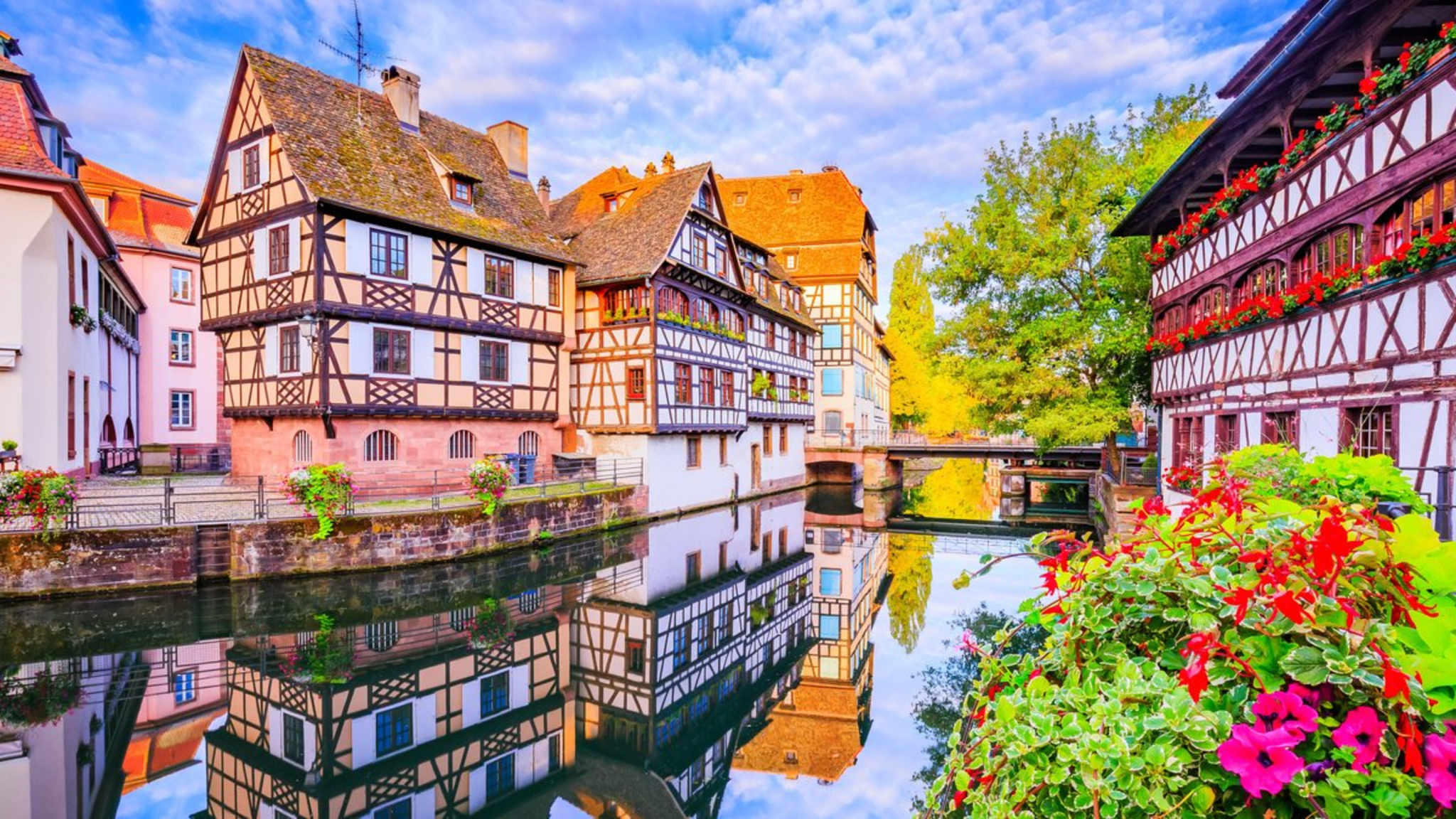 Ob Küstenluft, Bergpanorama oder historische Gassen wie in Straßburg: Das lange Fronleichnam-Wochenende bietet sich perfekt für einen Kurztrip an, bevor die große Reisewelle im Sommer beginnt. © iStock via Getty/SCStock