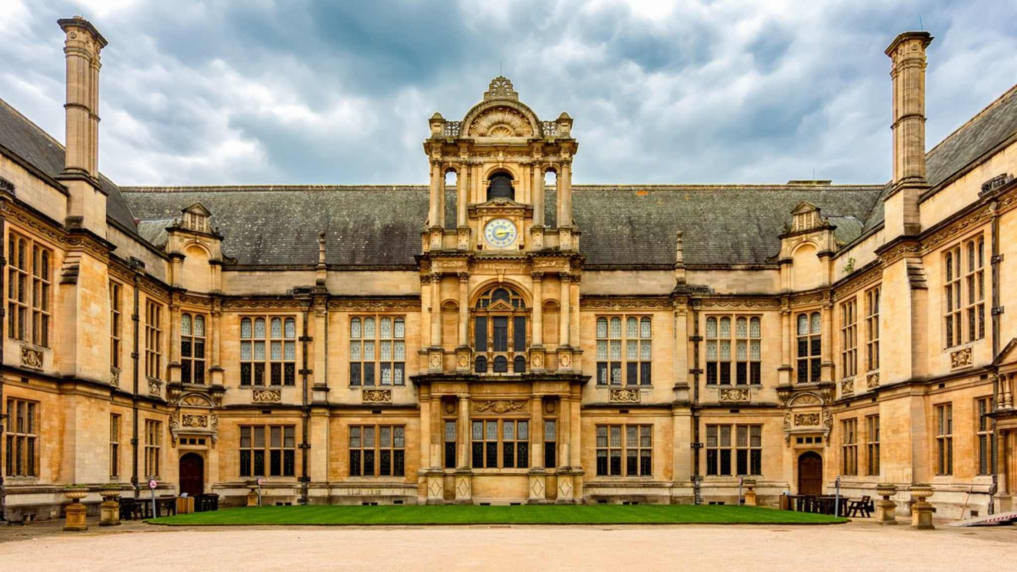 Historische Bibliotheken, alte Universitäten und herbstliche Gassen prägen die Dark-Academia-Romantik. © istock/Elena Zolotova