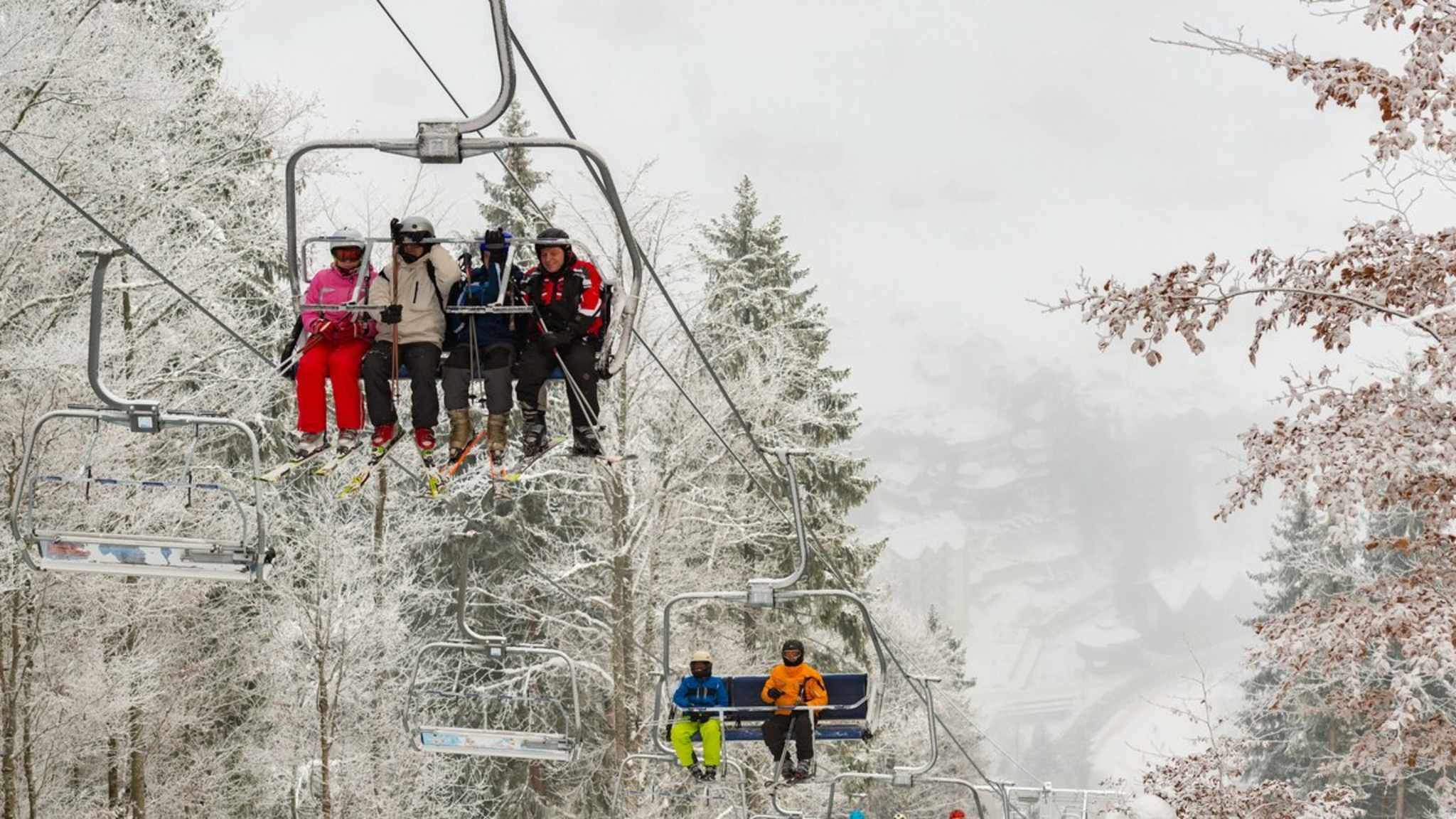 Wenn ein bestimmter Lift besonders voll ist, kann es sich lohnen, dass Du Dir Alternativrouten im Skigebiet ansiehst. © istock/Mny-Jhee