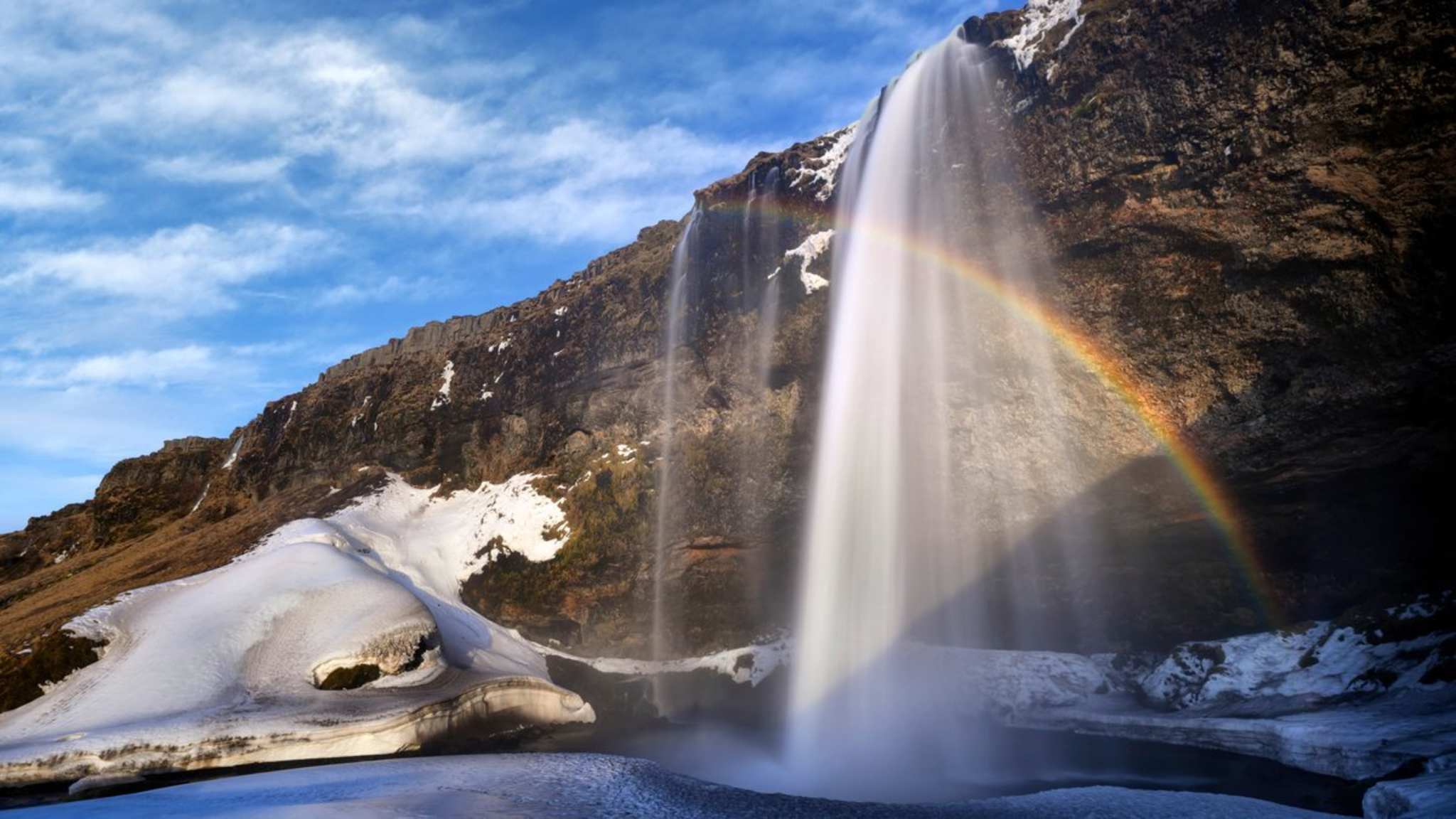 Der Skógafoss-Wasserfall ist im richtigen Licht malerisch schön. © istock/Piotr Krzeslak