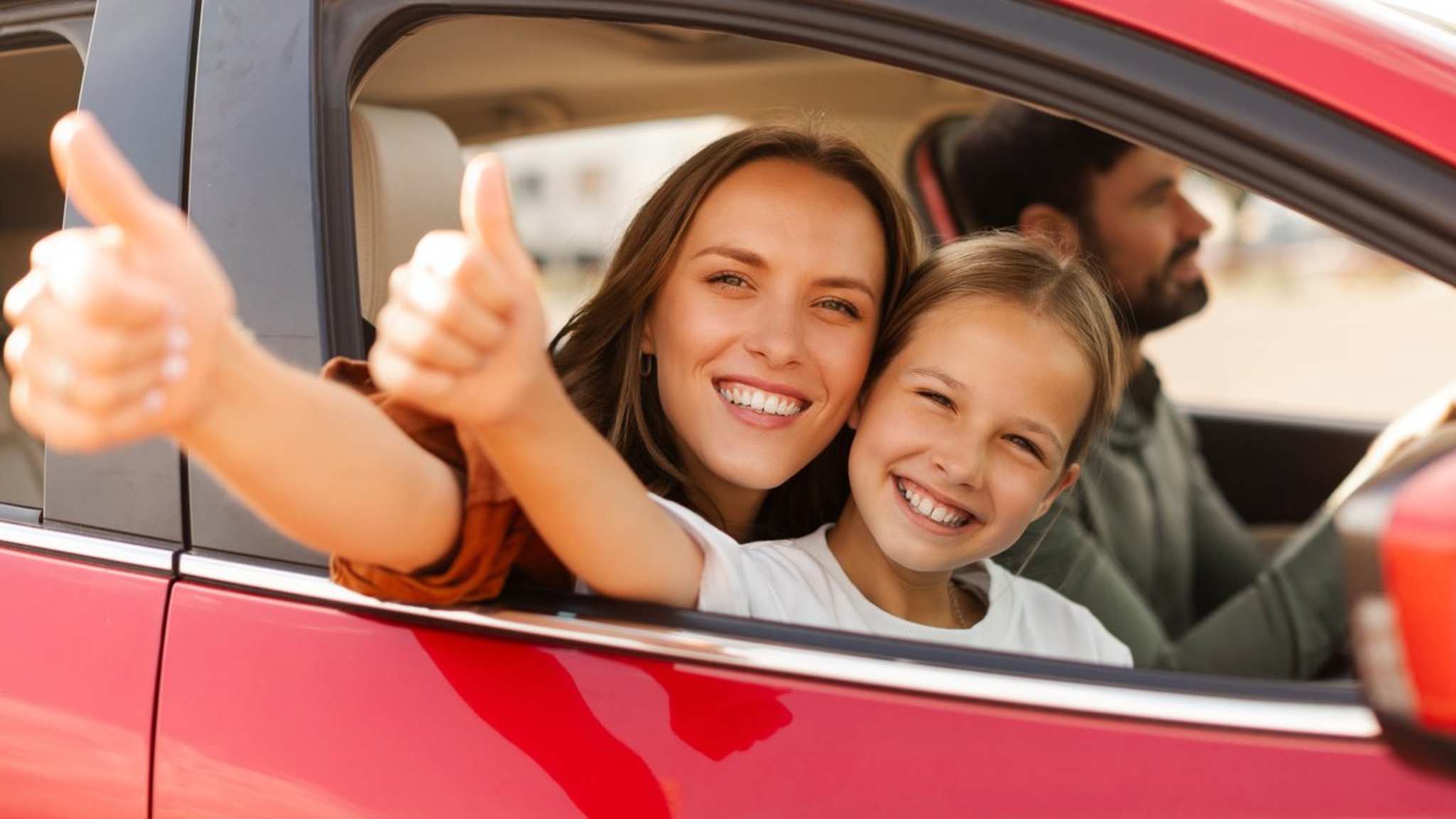 Wenn Du in einem Mietauto unterwegs bist, solltest Du Dich versichern, dass Essentials wie die Warnweste mit an Bord sind. © istock/Olena Miroshnichenko