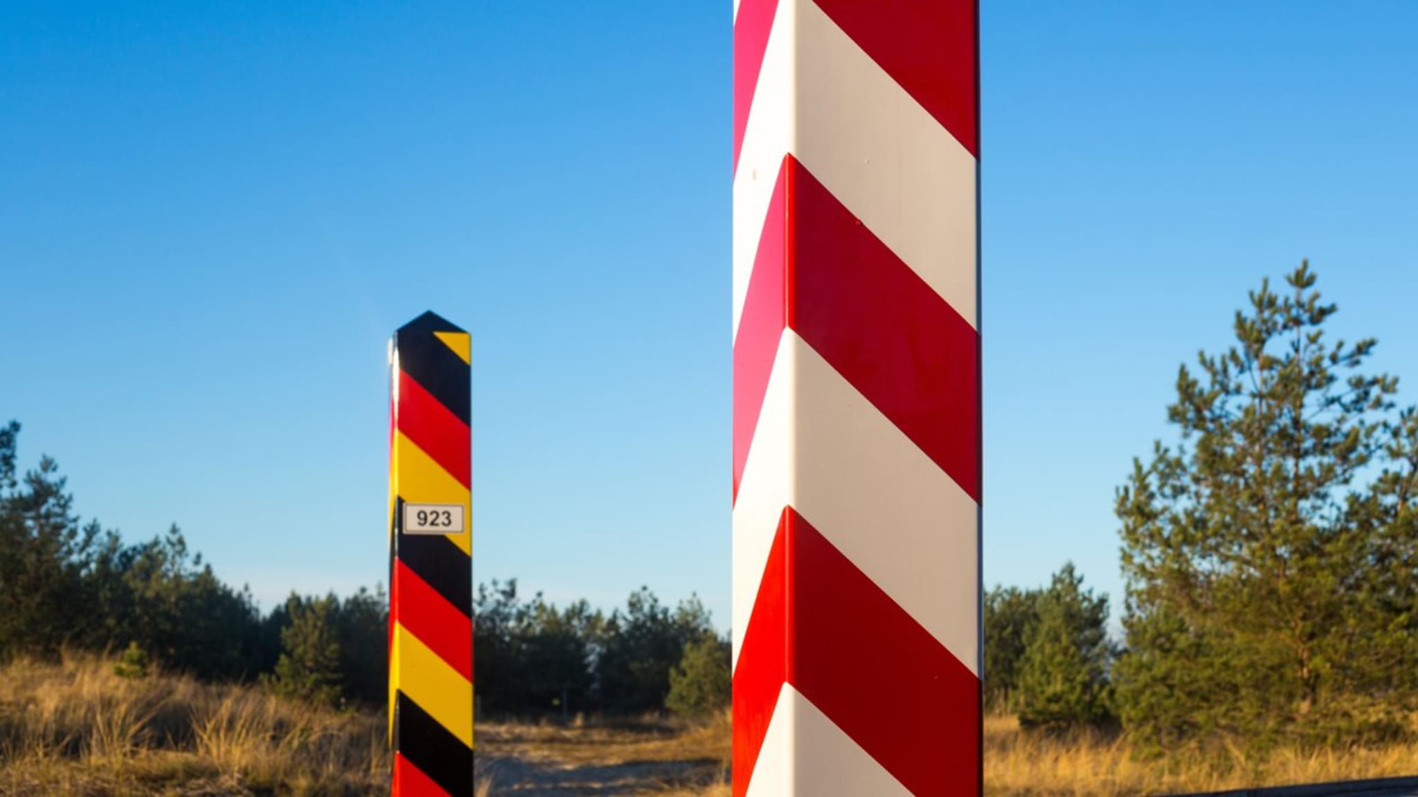 An der Grenze zwischen Polen und Deutschland hat es besonderen Symbolcharakter, dass hier heute nur noch zwei Grenzpfosten stehen.  © istock/Andrzej Rostek