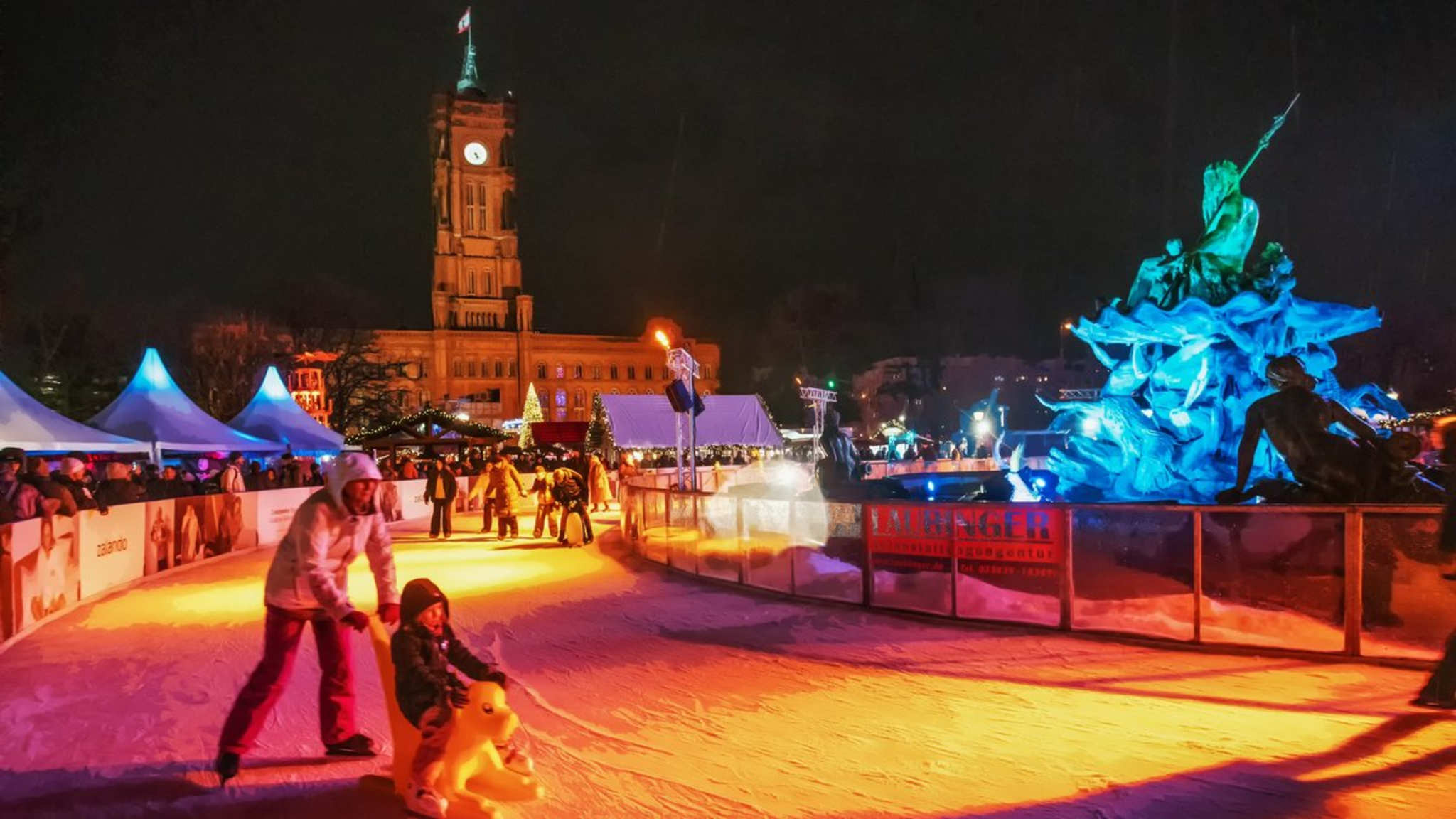 Vor dem Roten Rathaus Berlins kannst Du Schlittschuh laufen.  © istock/Fotofantastika