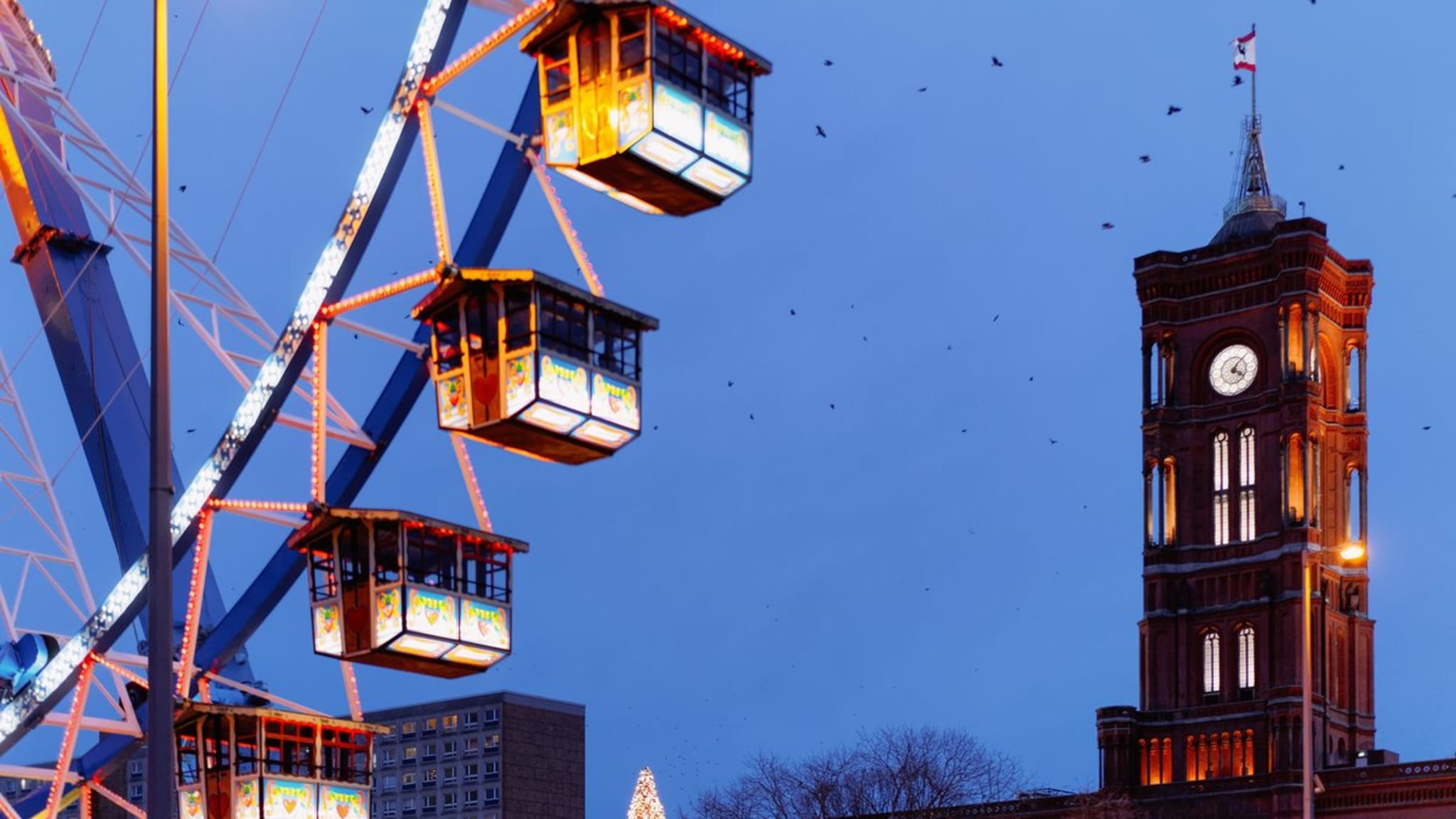 Wie weit Berlins Lichtermeer im Advent reicht, kannst du vom Riesenrad aus gut sehen. © istock/RomanBabakin