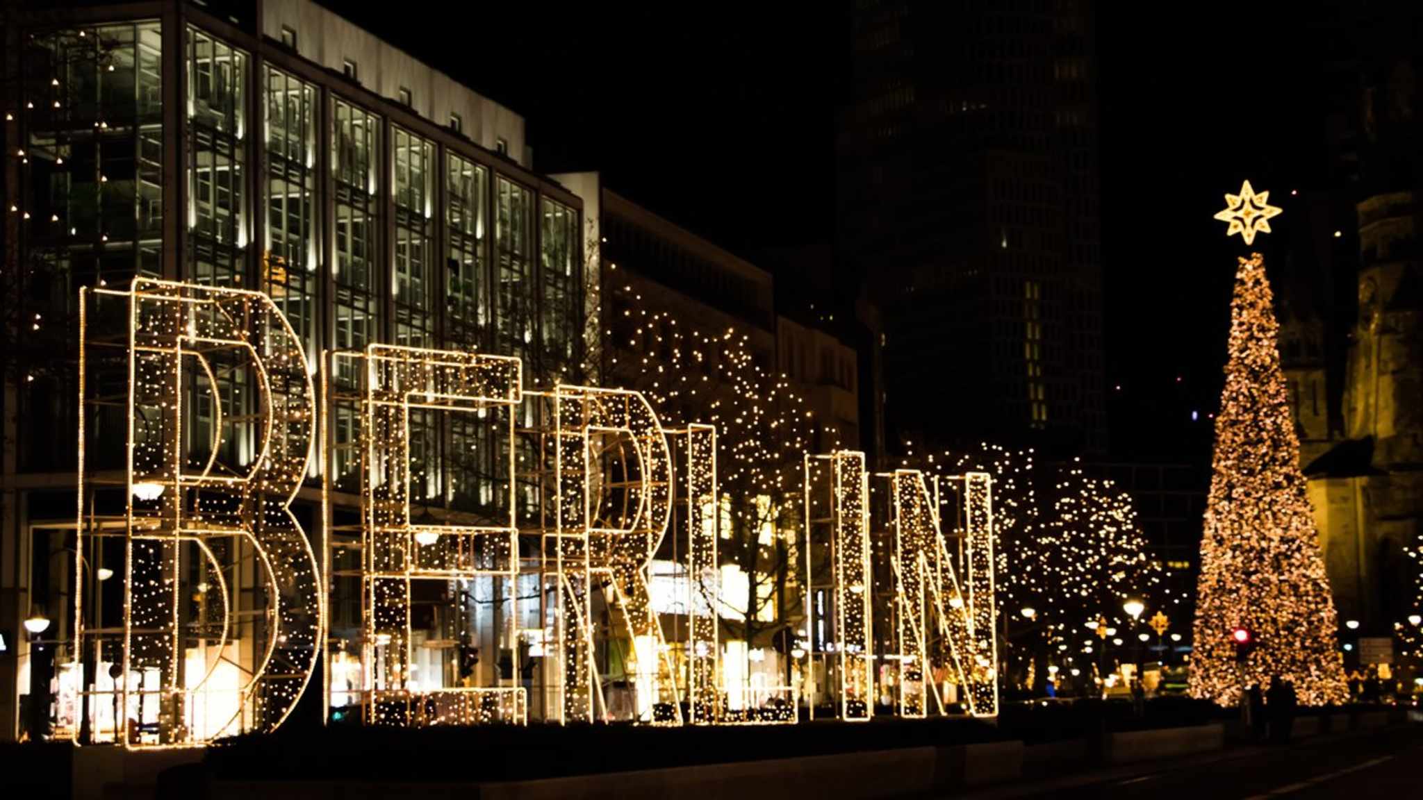 Berlin erstrahlt zur Weihnachtszeit in schier endlos vielen Lichtern.  © istock/amirage