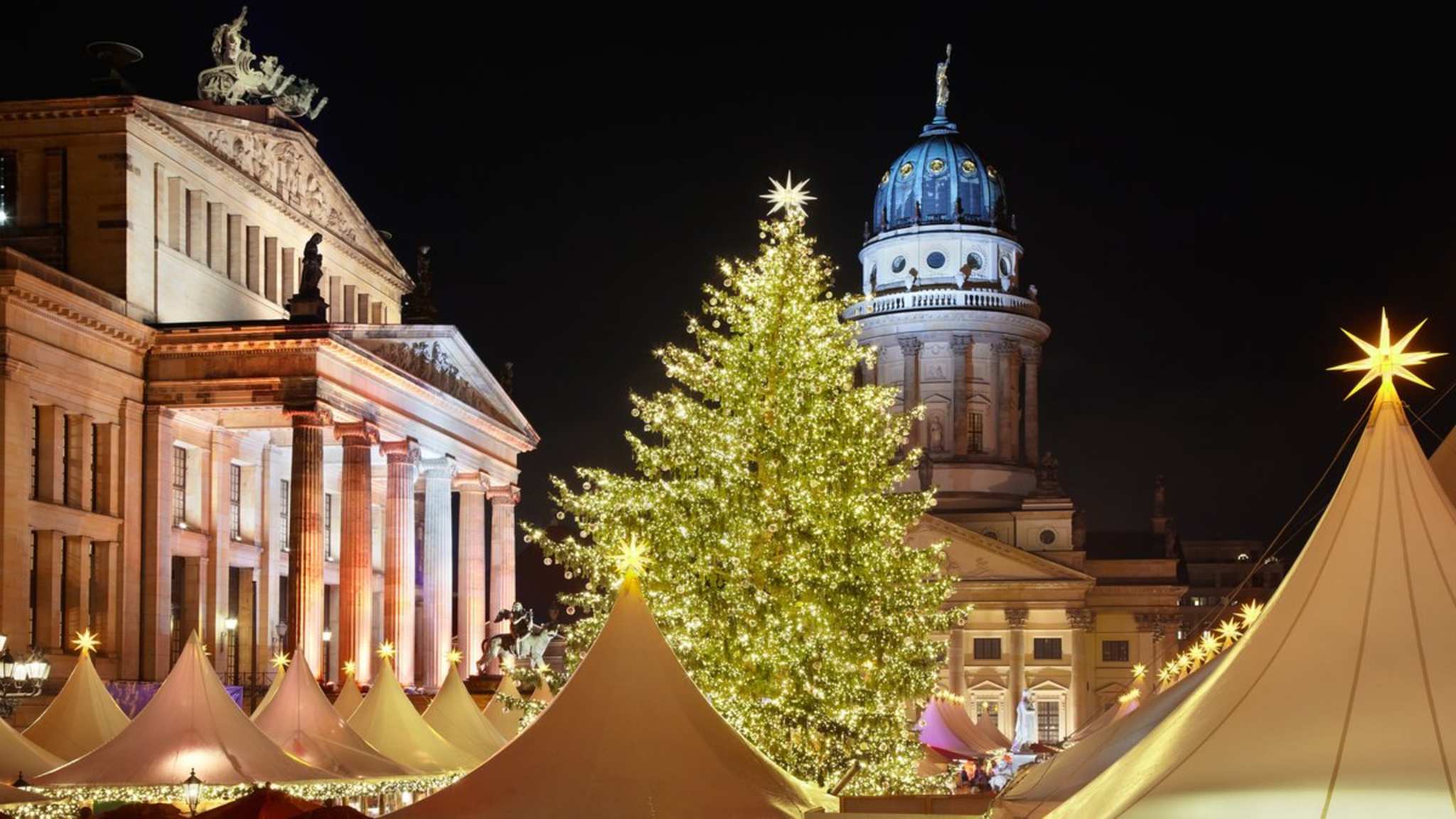 Der Weihnachtsmarkt am Gendarmenmarkt ist besonders prachtvoll. © istock/AndreaAstes