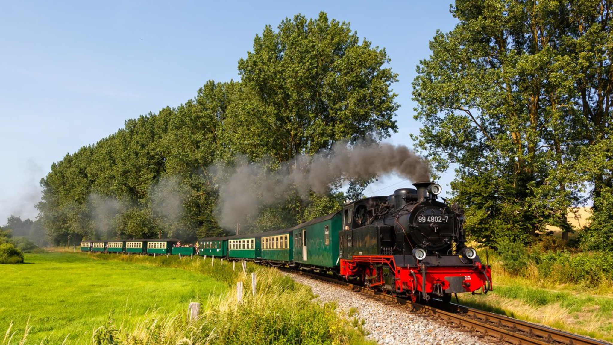 Der Dampfzug "Rasender Roland" verspricht ein unvergessliches Erlebnis. © iStock via Getty/Boarding1Now