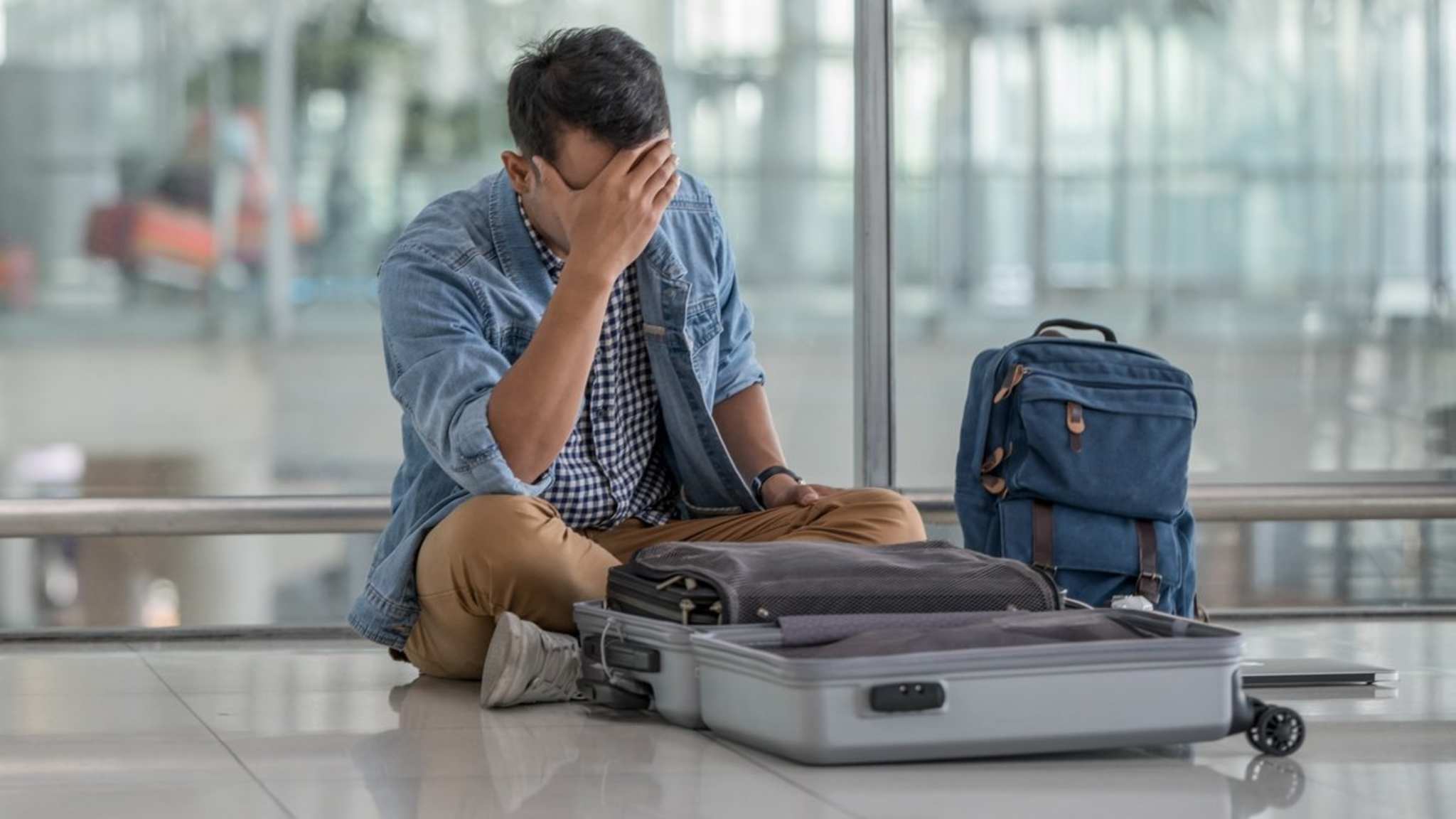 Wenn Du am Flughafen bemerkst, dass Du Deinen Reisepass vergessen hast, muss das nicht das Ende Deiner Reise bedeuten. © Chanyanuch Wannasinlapin/Shutterstock.com