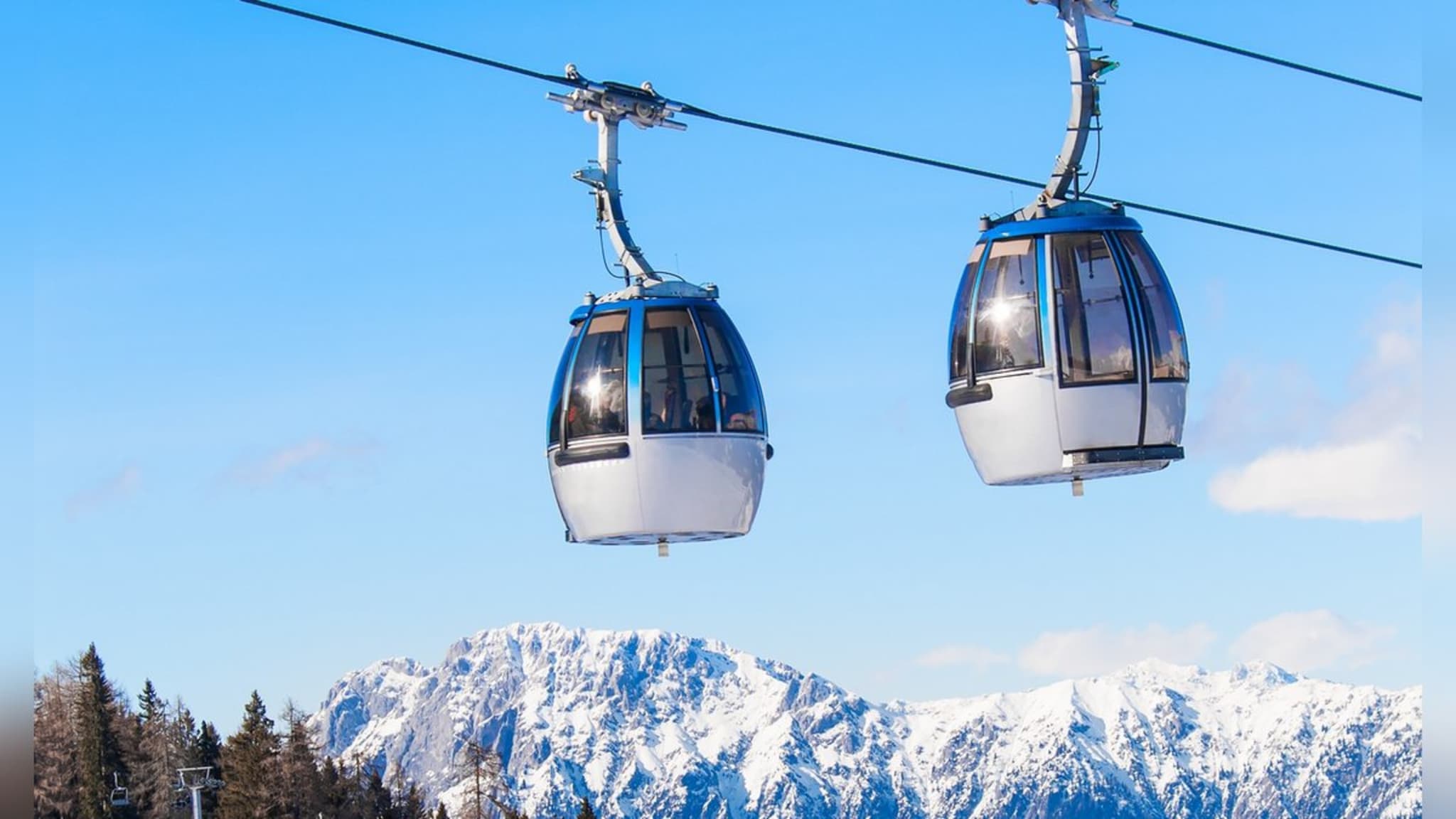 Die modernen Gondeln im Skigebiet Nassfeld sind auch ideal für Winterwandernde geeignet. © istock/vania_tonova