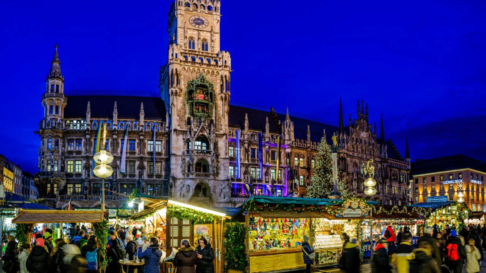 Das Münchener Rathaus trägt zur schönen Stimmung des größten Christkindlmarkts der Stadt entscheidend bei. © istock/FooTToo