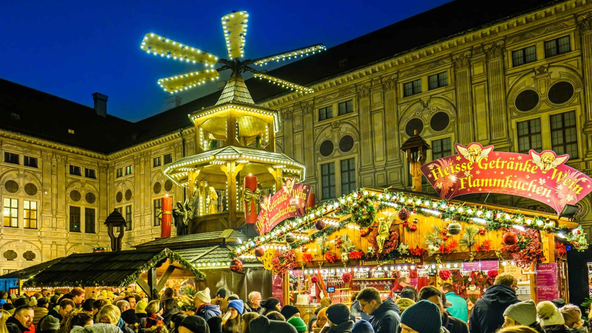 Münchens Weihnachtsmärke sind oft in eine traumhafte Stadtkulisse eingebettet. © istock/FooTToo