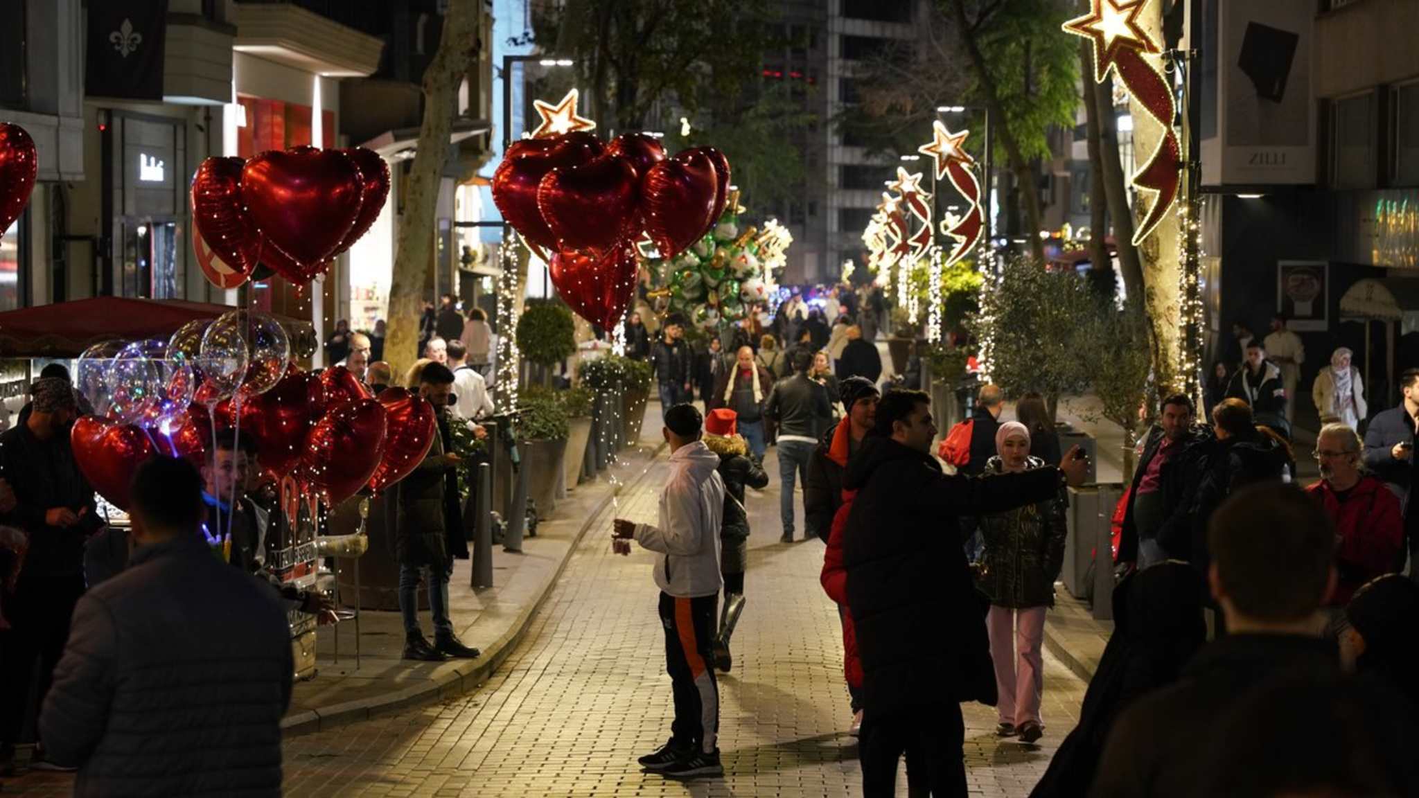 Menschen in den Straßen von Istanbuls Stadtteil Nisantasi feiern Silvester. © iStock via Getty/EvrenKalinbacak