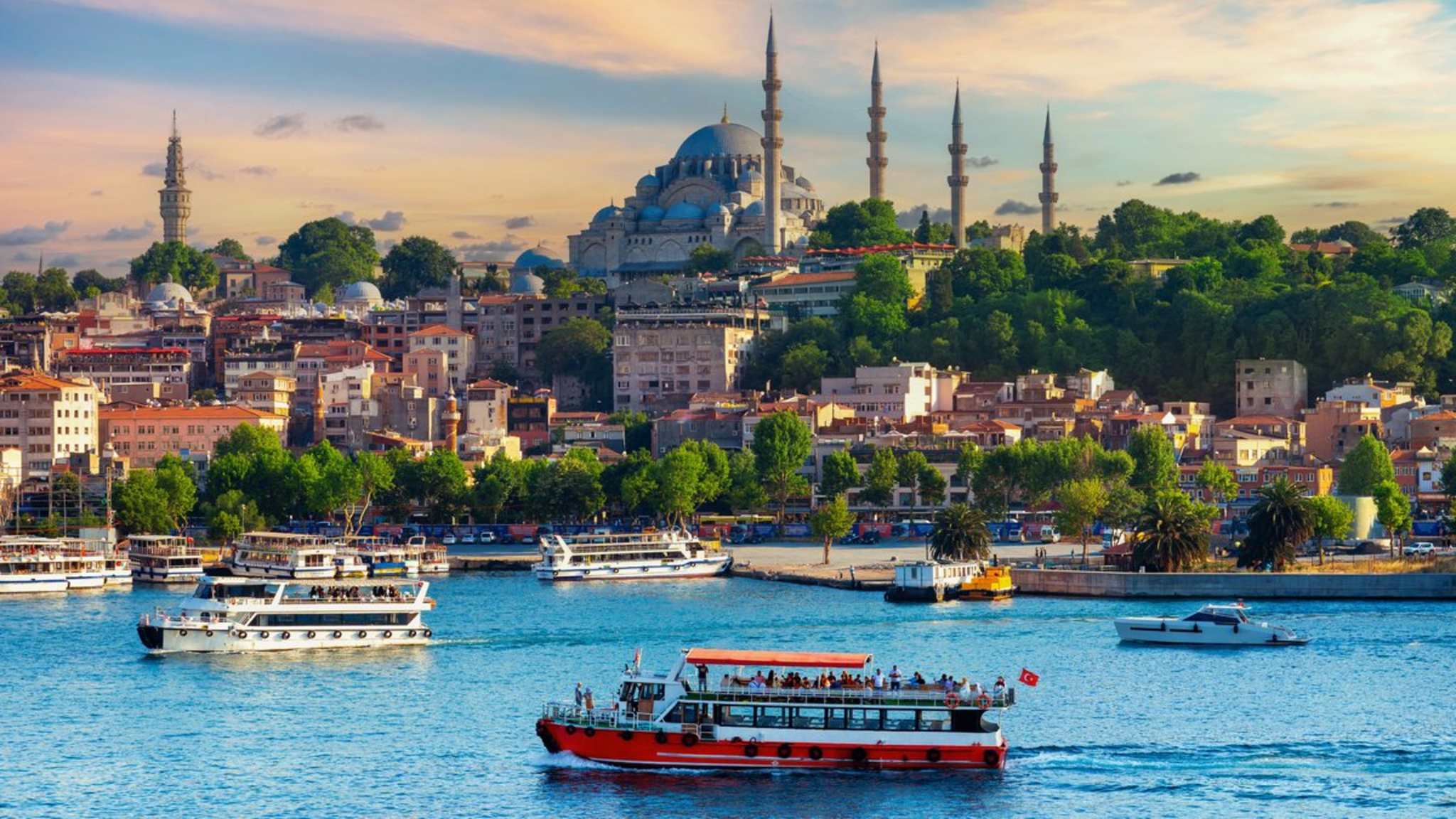 Auch in Istanbul wird teils Weihnachten gefeiert. © iStock via Getty/tawatchaiprakobkit