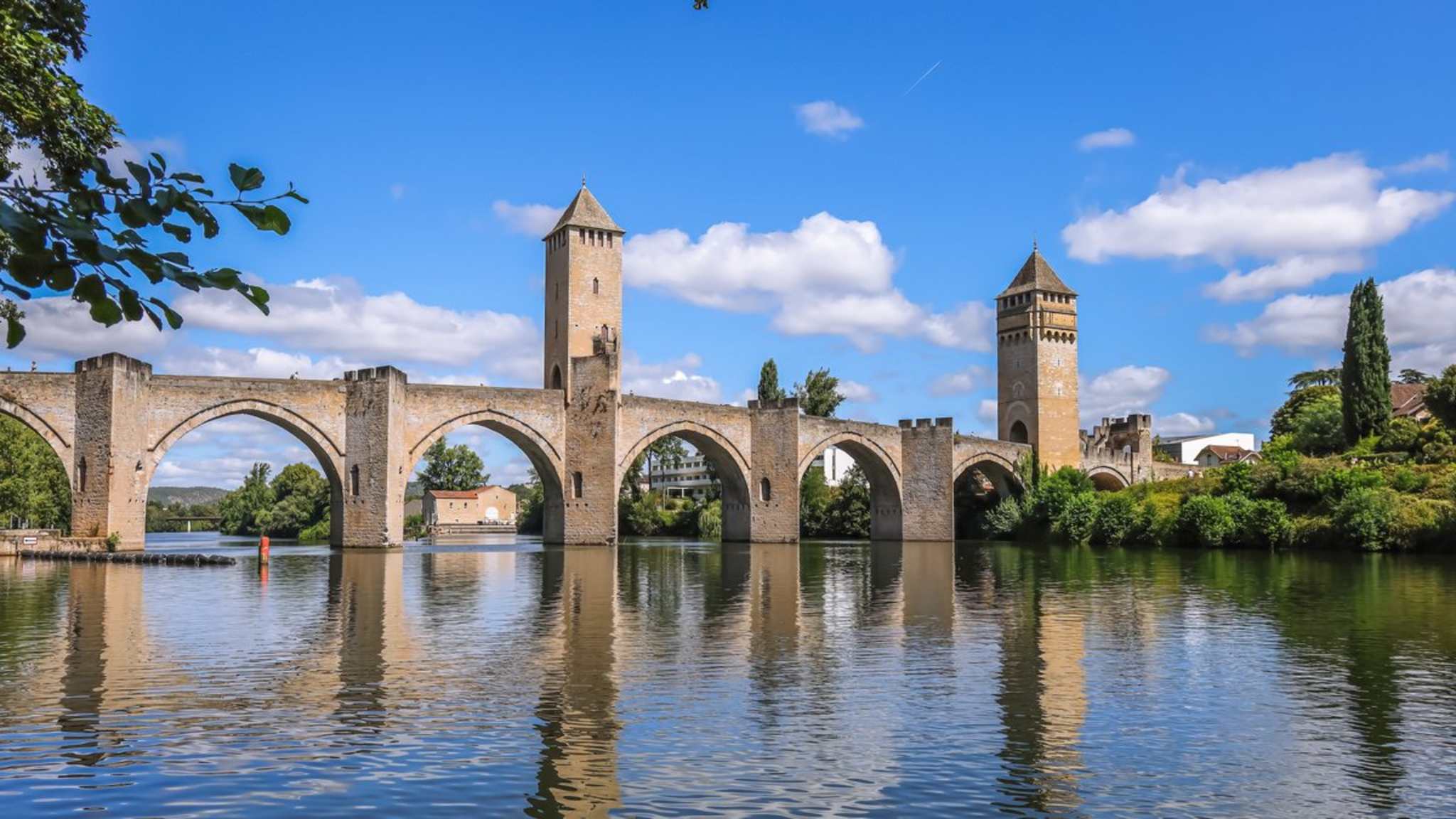Die Valentré-Brücke über den Lot im französischen Okzitanien. © iStock via Getty/yujie chen