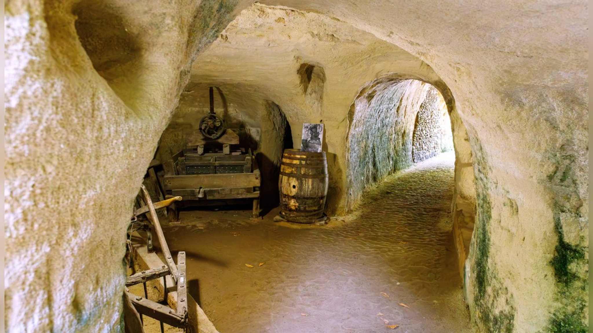 Einer der Weinkeller in Rochemenier. © imago images/Hanna Wagner