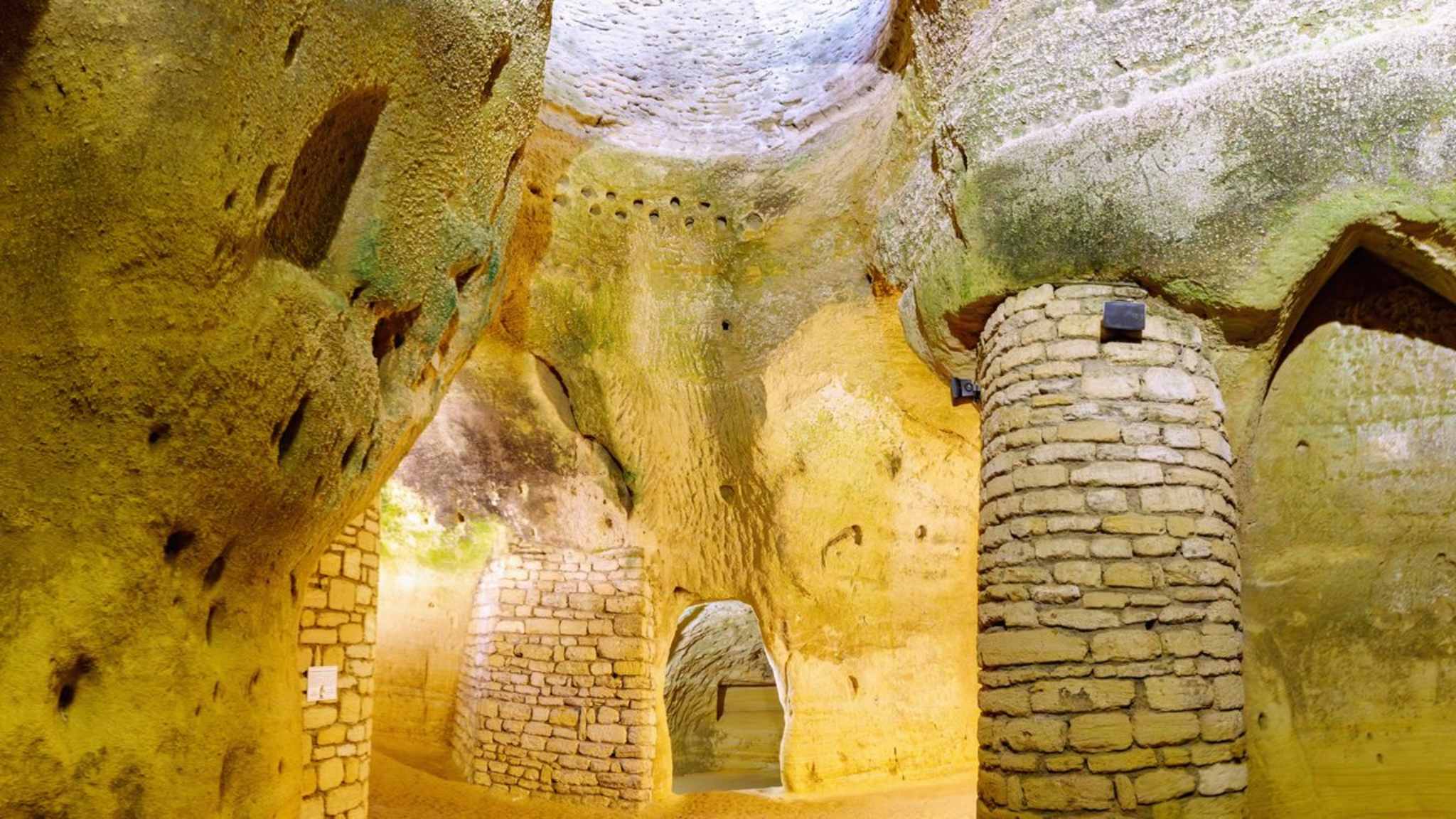 Die unterirdische Kapelle in Rochemenier. © imago images/Hanna Wagner