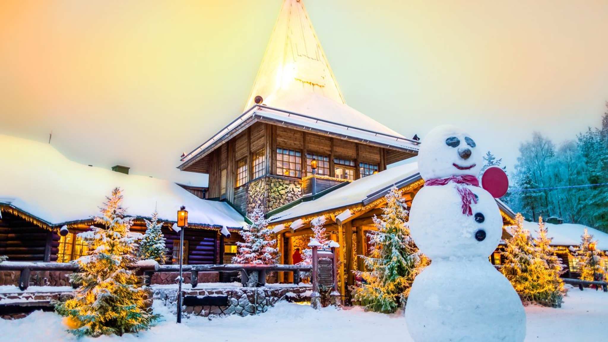 Das Santa Clause Village in Rovaniemi lockt jeden Winter viele Touristen nach Lappland. © Aleksei Verhovski/Shutterstock.com