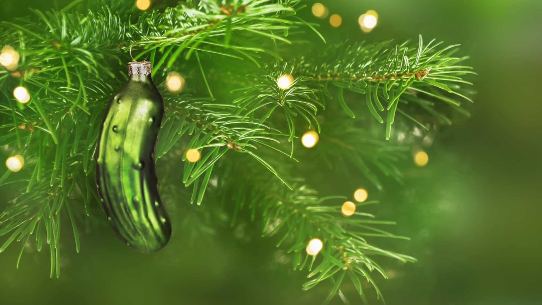 Ein Gürkchen als Christbaumschmuck? Hättest Du gewusst, in welchem Land das völlig normal ist? © istock/winyuu