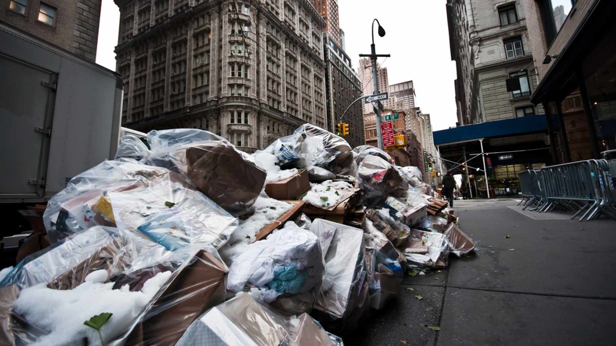 Müll auf dem Gehweg in New York City. © iStock via Getty/donvictorio