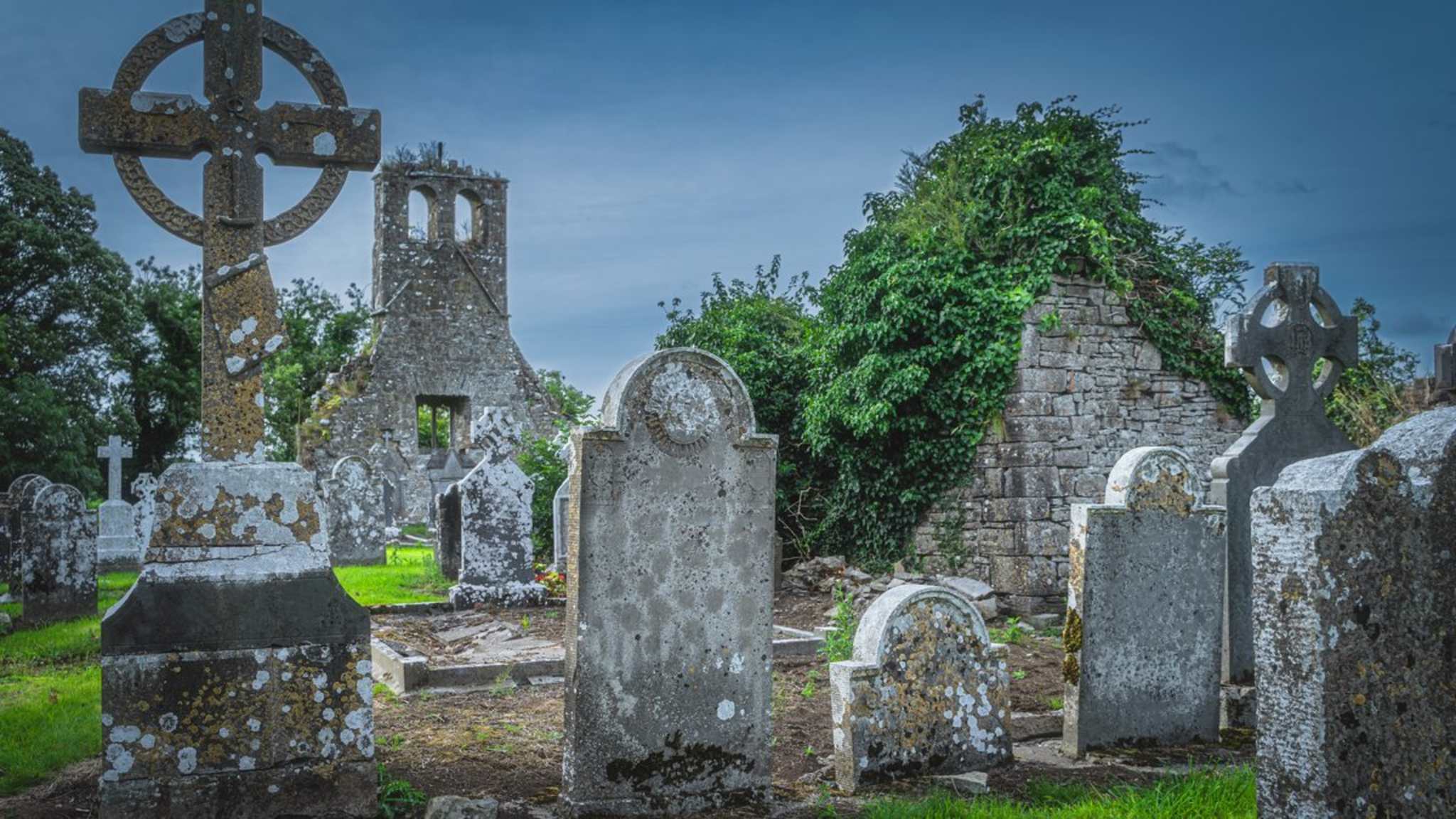 Wer zu Halloween nach Irland reist, kann dort alte keltische Friedhöfe zum Gruseln finden – wie hier in Retaine im County Meath. © Dawid Kalisinski Photography/iStock