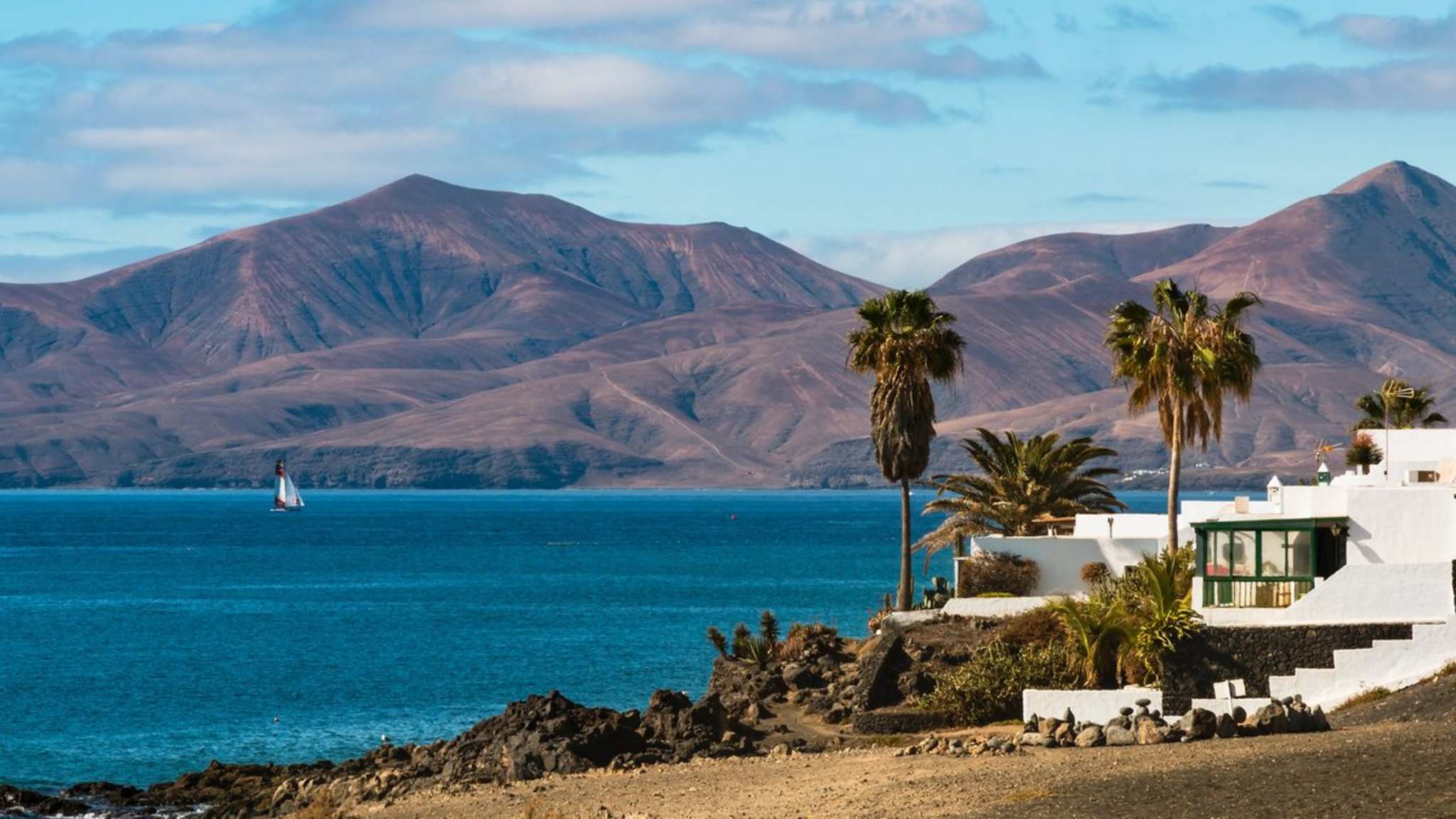 Auf Lanzarote findest Du traumhafte Möglichkeiten zum Wandern. © MichaelUtech/iStock