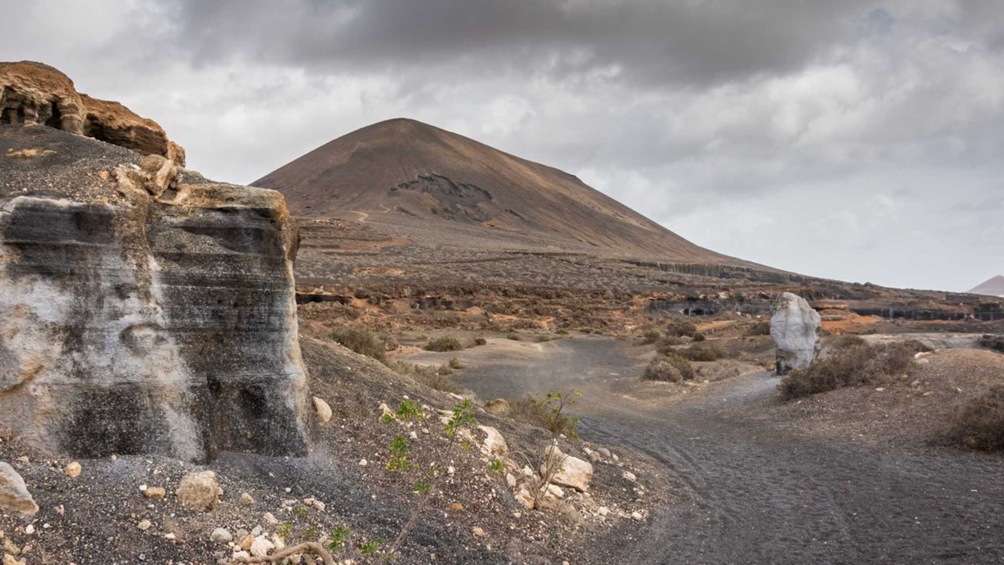 Auf Lanzarote kannst Du durch Vulkanhügel wandern. © StefanoZaccaria/iStock